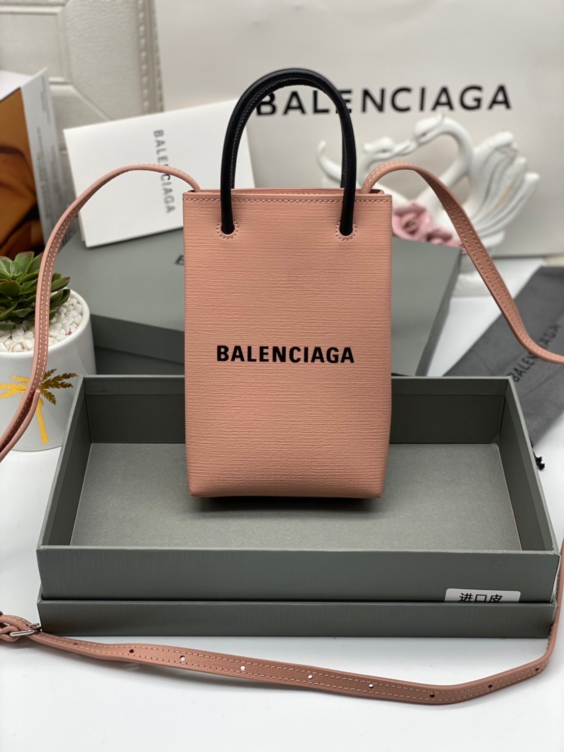 หนังแท้ BALENCIAGA Shopping Phone Pouch leather tote พกกระเป๋าช้อปปิ้งขนาดมินิ ไปทุกที่ในฤดูกาลนี้ ดีไซน์ที่ใช้ได้ทุกวันตั้งแต่หนังแบบมีเท็กซ์เจอร์ ภาพสินค้าถ่ายจากงานขายจริง ใช้งานต่างประเทศได้