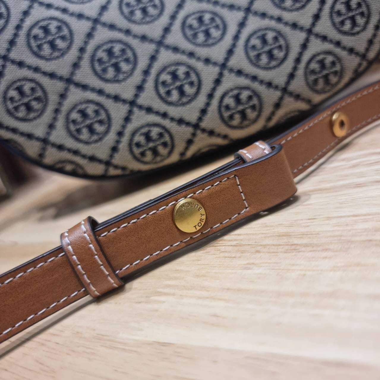 TORY BURCH T MONOGRAM CRESCENT BAG คอลเลคชั่นใหม่มาแรง! สมแก่การรอคอยในสไตล์ทีโมโนแกรมอันเป็นเอกลักษณ์ รูปทรงสวยโดดเด่น สะพายง่ายคล่องตัว