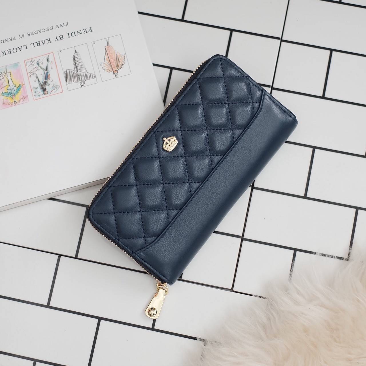 กระเป๋าสตางค์ Size ยาว ซิปรอบ สวยรับเงินมากใบนี้ คอนเฟิร์ม 💵💵 ใครกำลังหากระเป๋า size ห้ามพลาดนะคะ หนังสวยจริงๆ หนังวัวแท้ ตีตาราง นิ่ม ฟู ใช้หนังเกรดดีที่สุด สวยมาก KEEP • Super Rich ( Long )• กระเป๋า สตางค์ขนาดยาว ซิปรอบ ภายใน จุของคุ้ม ใ