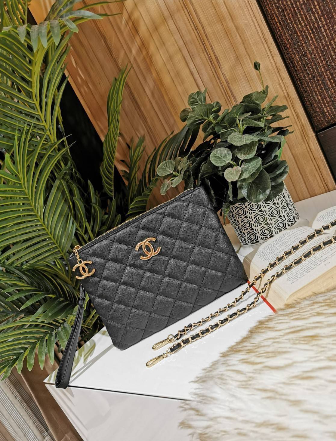 Chanel Crossbody Bag VIP Gift With Purchase (GWP) กระเป๋าสะพายพรีเมี่ยมกิ้ฟจาก Chanel Cosmetic Counter DutyFree วัสดุหนังคาเวียร์สวยหรูเปิดปิดด้วยซิปโลโก้แบรนด์สีทองสะดวกใช้ ด้านหน้ามีโลโก้ ด้านหลังมีช่องใส่ของ ภายในมีช่องซิป ใส่มือถือ ธนบัตร เครื่องสำอาง