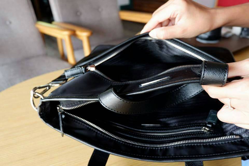 Prada tote bag เอาใจหนุ่มๆ สำหรับ messenger bag เป็นผ้าไนล่อนนาโน ตัวกระเป๋าขนาดกำลังดี สีดำสวยมาก สะพายไปทำงาน หรือเรียน เท่ห์ และคลาสสิคสุดๆ ค่ะ ✔น้ำหนักเบา จุของคุ้ม สายยาว ปรับได้ free size ✔สามารถสะพาย crossbody ได้ ใบนี้ห้ามพลาดเลย