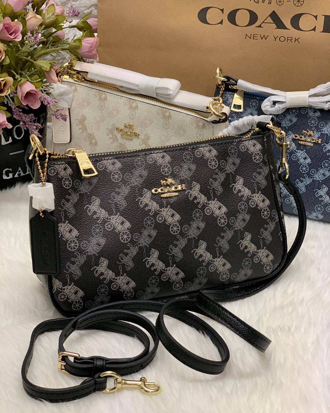 COACH POUCH HORSE AND CARRIAGE PRINT ((36674)) รุ่นแนะนำ ได้ไปไม่ผิดหวังแน่นอนค่ะ! กระเป๋าหิ้ว//สะพายไหล่//สะพายข้างได้ วัสดุ pvc นิ่มอย่างดี ลายรถม้าทั้งใบ สวยงามค่ะ เปิดปิดกระเป๋าแบบซิป ภายในสามารถใส่กระเป๋าเงินใบยาวได้;ของจำเป็นได้ครบค่ะ มีช่องเล็กให้ใ