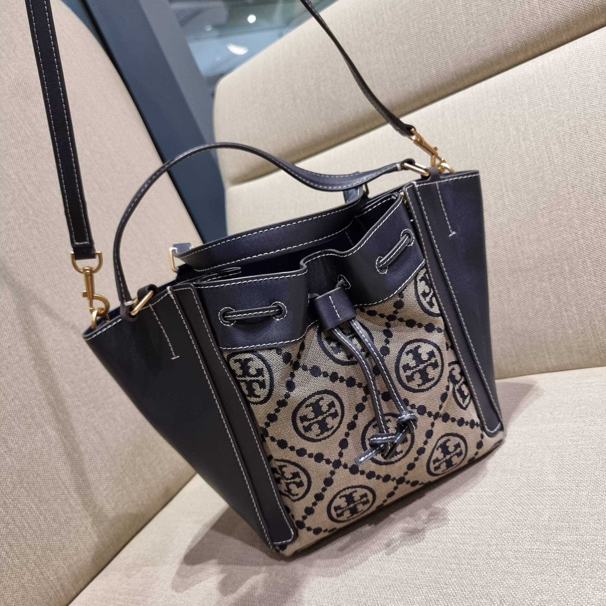 TORY BURCH MCGRAW DRAGONFLY IN MONOGRAM JACQUARD / Tory burch bucket สวยก่อนใคร ไม่ต้องพรีฯ กับกระเป๋าลายโมโนแกรมยอดฮิต ที่มาในรูปทรงดีไซน์ใหญ่ สวยเก๋ ไม่เหมือนใคร ไม่มีซ้ำ!! ใช้งานได้สะดวกด้วยหูจับในตัว และสายสะพายข้างเอามาปรับใช้สะพายได้ตามชอบ ด้านหน้าต