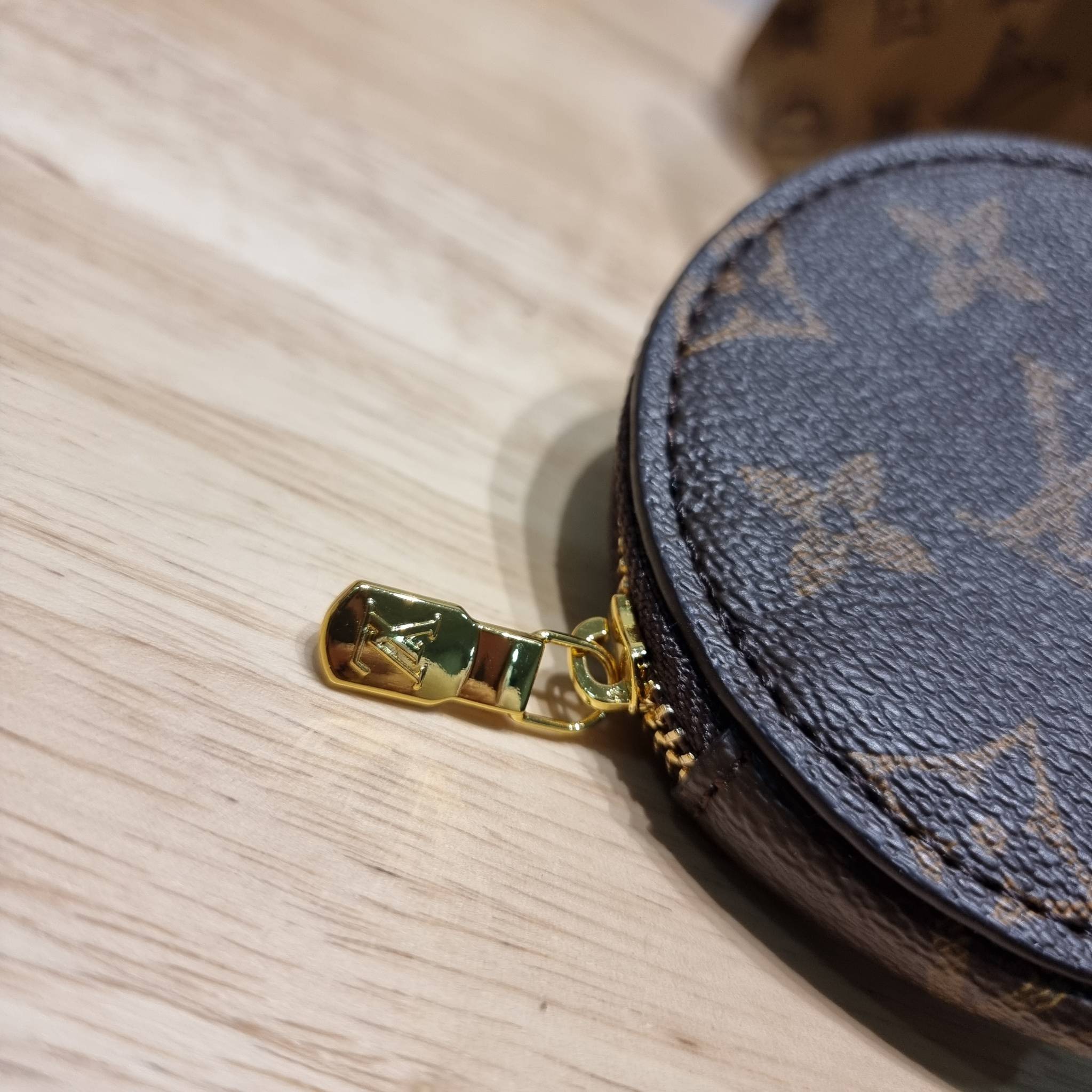 LV Onthego Small Bag กระเป๋าทรงโท้ทดีไซน์ใหม่ พร้อมสายสะพายสปอร์ตและใบลูก LV small tote with strap โทนสีคลาสสิคใช้งานง่าย ตอบโจทย์ได้ทุกลุค ทุกสไตล์