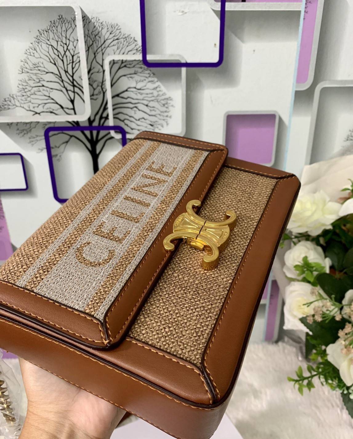 CELINE TRIOMPHE BAG VIP GIFT WITH PURCHASE (GWP) พรีเมี่ยมกิ๊ฟ Limited Edition จาก CELINE PERFUME DUTYFREE COUNTER วัสดุ Textile Canvas & CalfSkin ดีไซน์ทรงสี่เหลี่ยมผืนผ้า อะไหล่ทอง ด้านหน้าปักโลโก้แบรนด์เด่นชัด ด้านหลังมีช่องสำหรับใส่ของอีก 1 ช่อง สายสะ