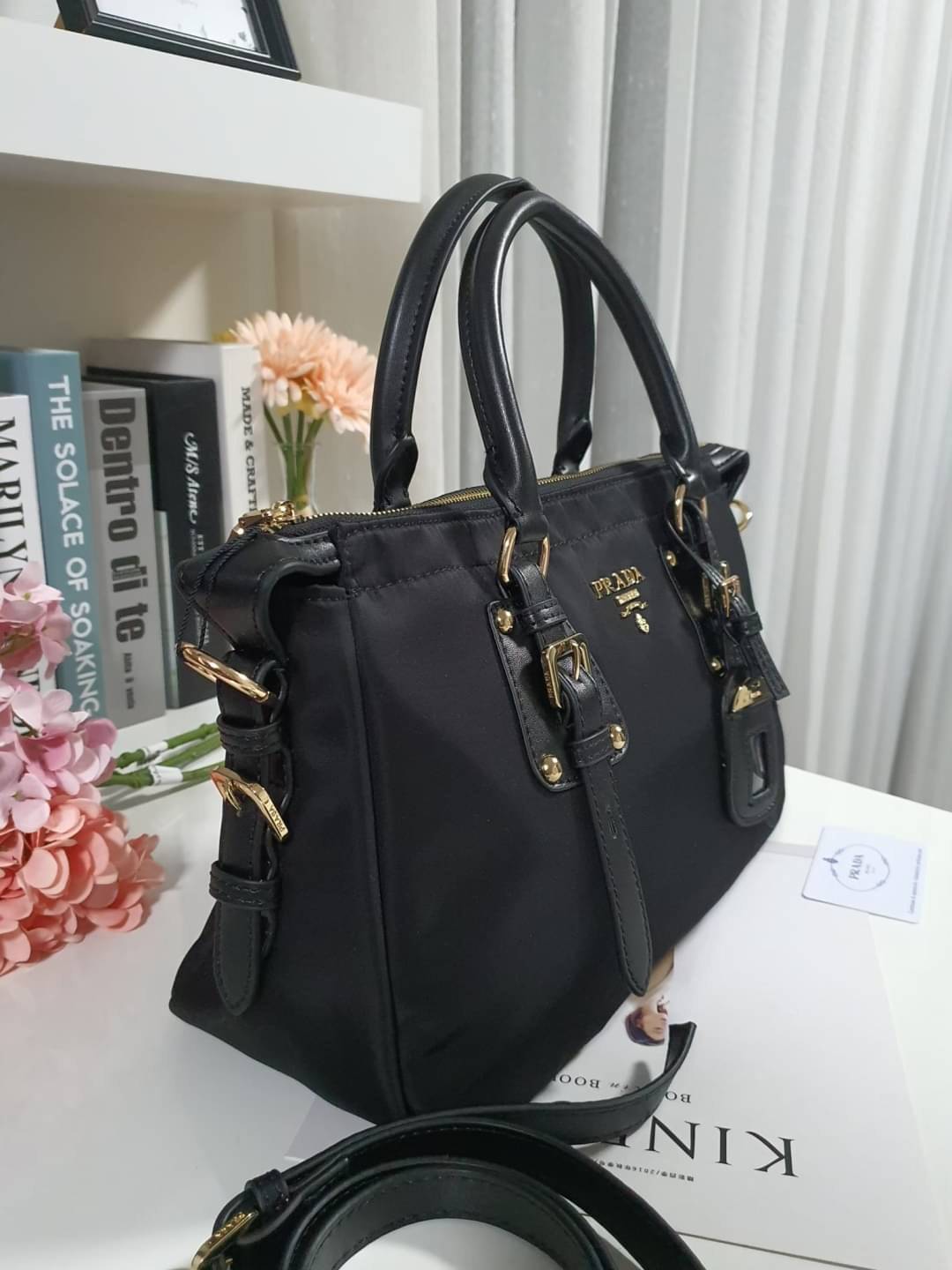 รุ่นยอดฮิต !!! ปังปุริเย่ 🎉🎉 กระเป๋าทรง HANDBAG จากงานพรีเมี่ยมกิ้ฟ จากเคาเตอร์ต่างประเทศ มาแล้วค่า กระเป๋าถือทรงหรู จากแบรนด์ PRADA เป็น กระเป๋าผ้าไนล่อน ตกแต่งรอบใบได้ **สวยมาก ด้านในมีช่องซิปและช่องใส่ของ เป็นสัดส่วน อะไหล่ทองหรู ขนาดกำ