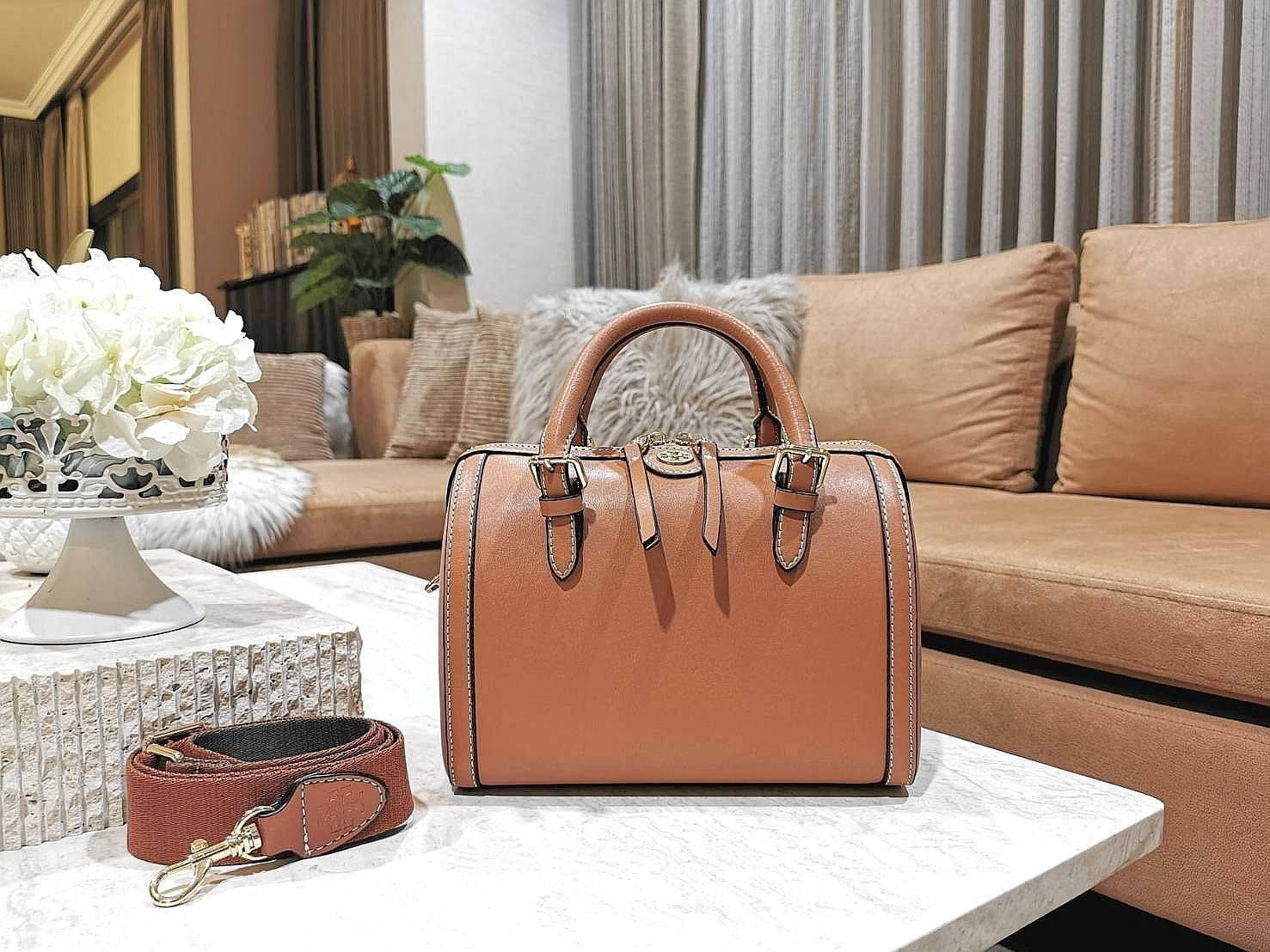 TORY BURCH FACTORY BOSTON BAG กระเป๋าถือหรือสะพายรุ่นใหม่ล่าสุดจาก TORY BURCH FACTORY วัสดุ Calf Skin หนังเรียบสวยอยู่ทรงดีไซน์โดดเด่นทรง Boston เปิดปิดด้วยซิปสะดวกใช้ขนาดกำลังดีใส่กระเป๋าสตางค์ยาว มือถือของใช้ได้เยอะ หูหิ้วจับถนัดมือสายสะพายยาวถอดปรับได้