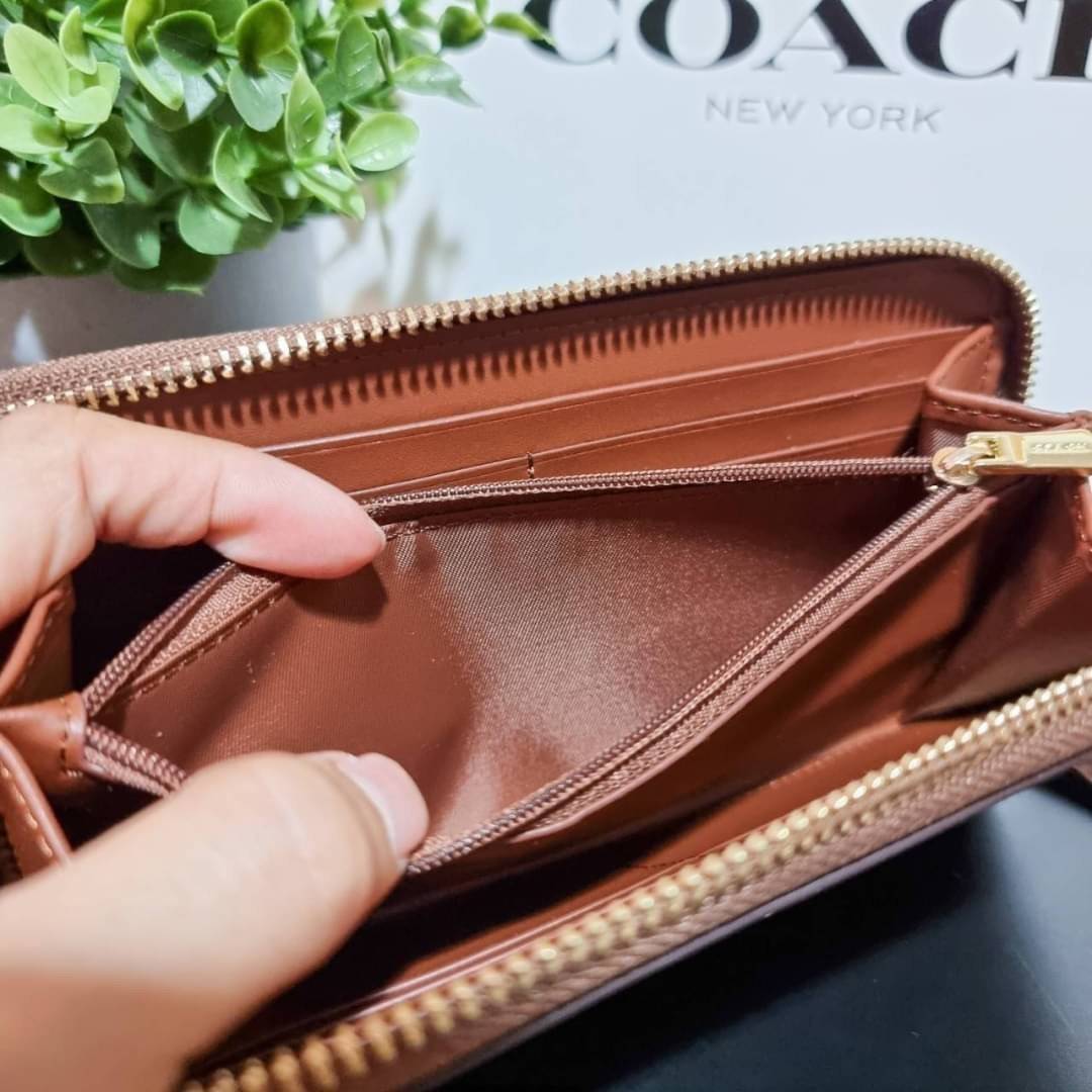 COACH F76873 ACCORDION ZIP WALLET IN SIGNATURE CANVAS Best seller กระเป๋าสตางค์รุ่นคลาสสิค ซิกเนเจอร์ของแบรนด์ ที่ขายดีตลอดกาล วัสดุหนังแคนวาสเคลือบสลับหนังแท้ เปิด-ปิดด้วยซิปรอบ รูดใช้งานง่าย ใส่บัตรได้ มีช่องซิปใส่เหรียญ ใส่มือถือได้ พกใบนี้ใบเดียวเอาอย