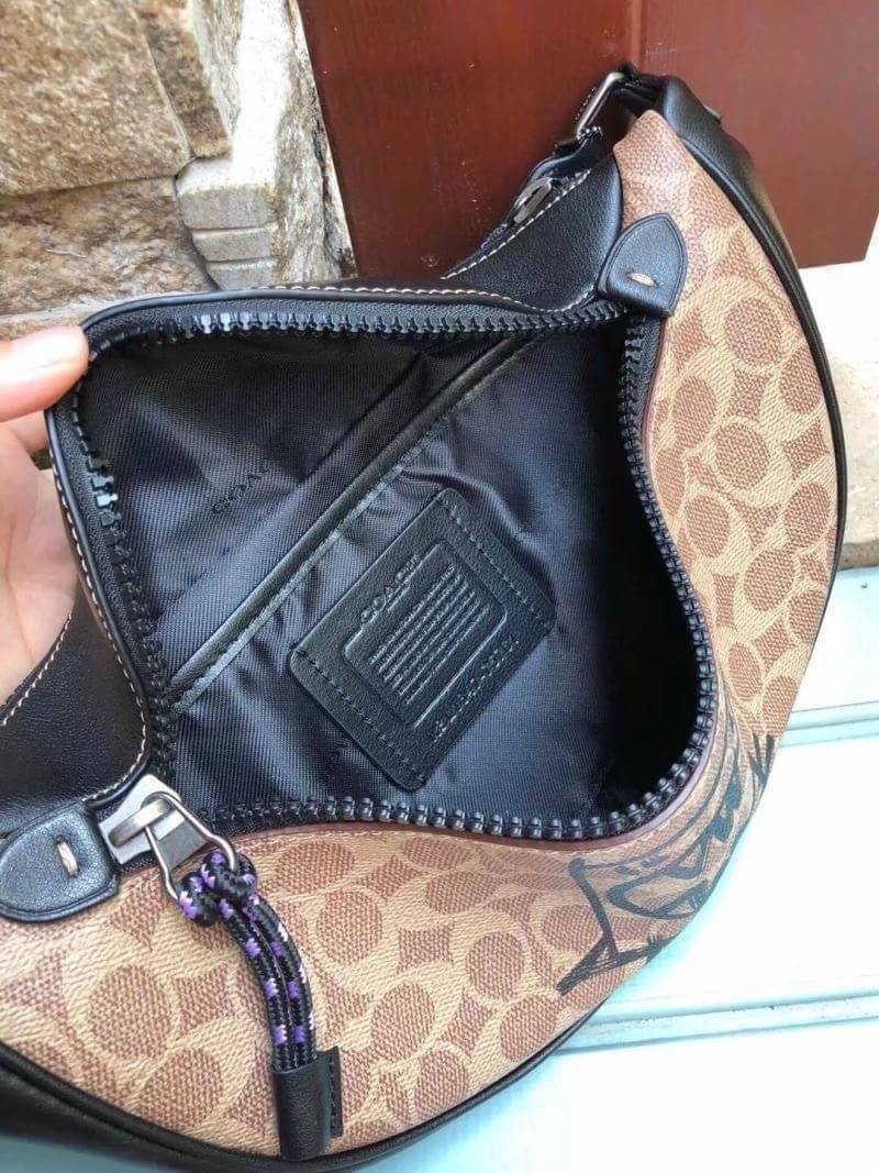 OUTTLET 】COACH Rivington Belt Bag In Signature Canvas With Rexy By Guang Yu (75761) กระเป๋าคาดอก หนังแท้เรียบ นิ่มสวย ด้านหน้าเด่นด้วยลายปริ้นท์เก๋เท่ มากๆค่ะ มีช่องซิปหลักให้2ช่องใส่ของได้จุเลยนะคะ สายคาดเลื่อนปรับแบบฟรีไซด์ค่ะ 📌ใบจริงสวย สะพายวั
