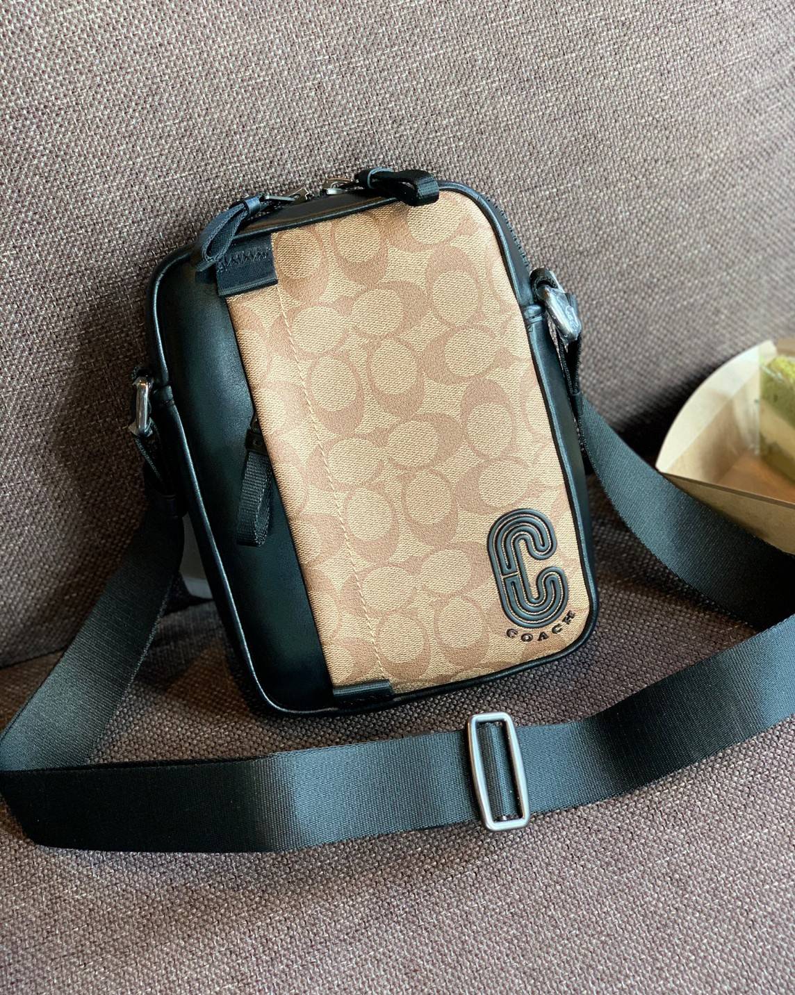 รุ่นที่คุณผู้ชาย2021 ต้องมีค่ะ💥 COACH 6788 EDGE STRADDLE SHOULDER BAG พร้อมส่งที่ไทย น่าใช้มากๆค่าา🔥 กระเป๋าสะพายแบบครอสบอดี้ร์ ทรงสวย หนังแท้นิ่มอย่างดีค่ะ ด้านหน้ามีช่องซิปซ่อนให้หนึ่งช่องนะคะ เปิดปิดช่องหลักแบบซิปคู่ภายในลึก ใส่ของจำเป็