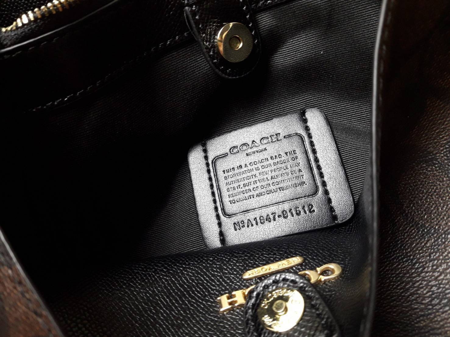 ใบใหญ่ 10" COACH TOWN BUCKET BAG IN SIGNATURE CANVAS (COACH 91512) 🌺 เป็นสีที่ขายดีมากๆ และหายากมากๆด้วย!! //ขนาด 10 นิ้ว ใส่ของได้จุใจ!! //กระเป๋าสะพายข้าง //วัสดุหนังแคนวาสอย่างดี หนังสวย อยู่ทรง มีสายสะพายยาว ใช้สะพายเป็นคลอสบอดี้ได้ สายยา