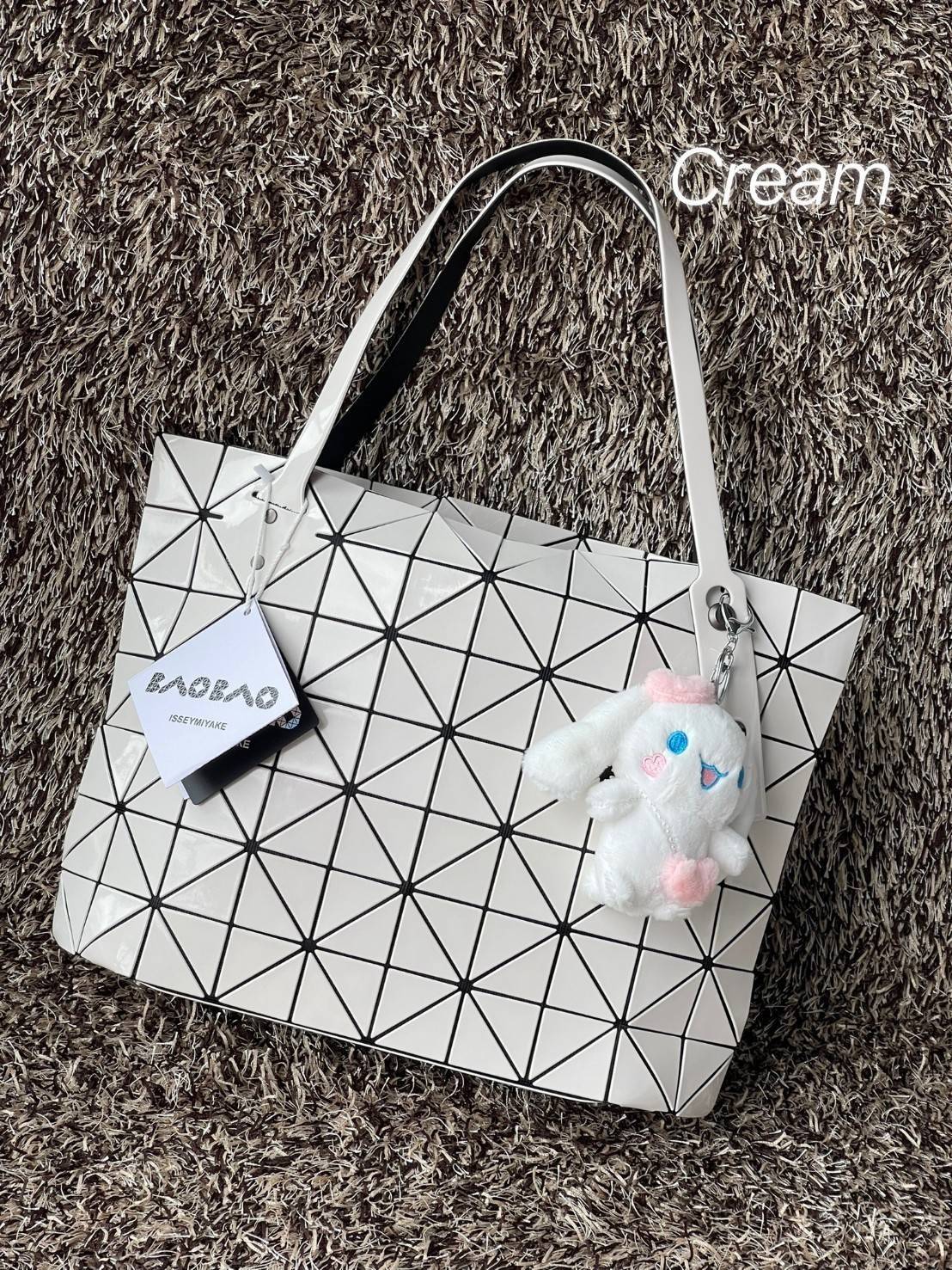 Bao Bao Issey Miyake ROCK MATTE ซีรีส์นี้จะเป็นทรงสี่เหลี่ยมผืนผ้า มีซิปปิดด้านบน ถือเป็นรุ่นที่เหมาะกับการใช้งานในชีวิตประจำวัน สามารถพับมุมและบริเวณด้านล่างของกระเป๋าเพื่อเพิ่มความสะดวกสบายในการใช้งาน ทั้งยังช่วยให้วางกระเป๋าในแนวตั้งได้อีกด้วย แผ่นต่อส