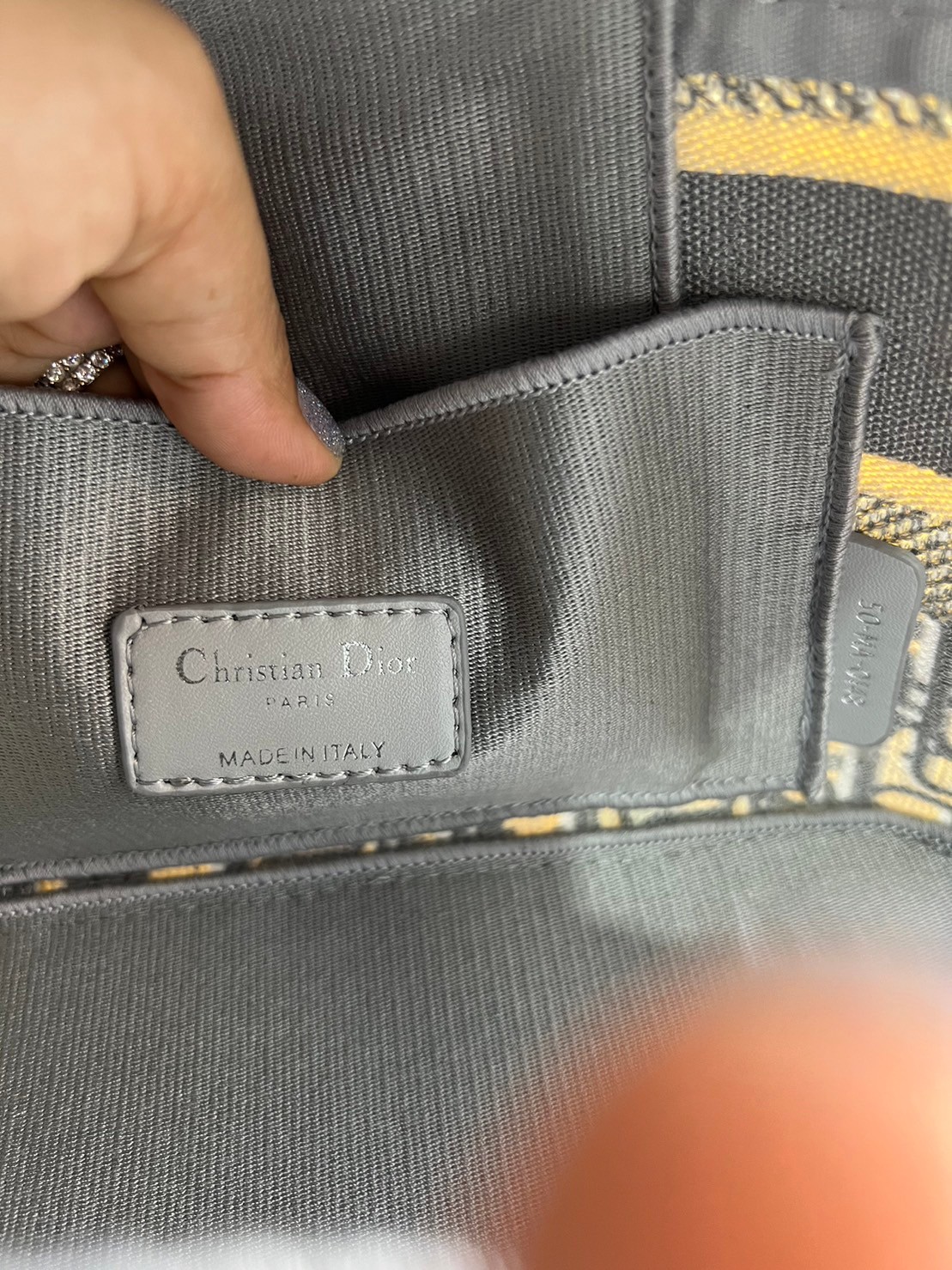 22cm Medium DiorTravel Vanity Case กระเป๋าใส่เครื่องสำอางใบกลาง จุของได้เยอะ มาพร้อมกับลวดลาย Oblique ปักอย่างประณีตและประดับด้วยสัญลักษณ์ Christian Dior Paris มาพร้อมสายสะพายและหูจับในตัว