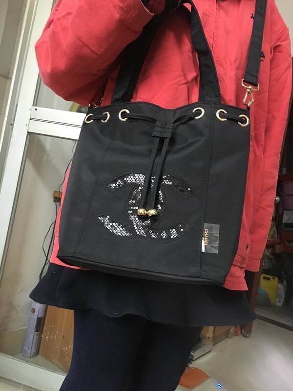 CHANEL New Black Sequins Bucket Bag กระเป๋าฟรีเมี่ยมชาแนลทรงขนมจีบหูรูด ปากกระเป๋าปิดด้วยแม่เหล็กดู ใช้แบบถือหรือสะพายข้างก็ได้ค่ะ ภายในมีช่องซิปเล็กไว้แยกเก็บของจุกจิก สายถอดออกและปรับระดับได้ค่ะ ผ้าสีดำปักเลื่อมโลโก้แบรนด์ สวยงามมากๆ ใช้ได้หลายโอกาส