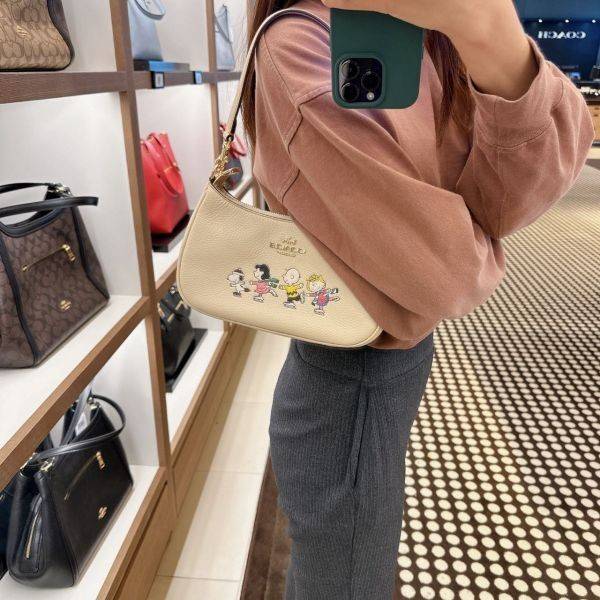 Coach X Peanuts Teri Shoulder Bag With Snoopy And Friends Motif CE861 คอลเลคชั่นสุดคิ้วท์ ไม่ให้ช้อปยังไงไหว!! กับกระเป๋าสะพายไหล่กึ่งทรงพอช พร้อมเสิร์ฟความสวยถึงบ้านไปเลยก่อนใคร แบบไม่ต้องพรีฯ ด้วยดีไซน์ลวดลายกาน์ตูนยอดฮิต มาพร้อมสายสะพาย 2 เส้น