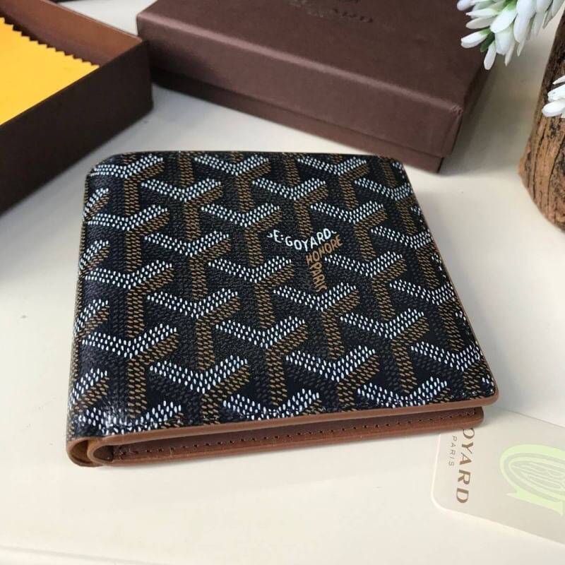 VIP GIFT 】GOYARD Victoire Bifold Wallet กระเป๋าสตางค์ผู้ชายใบสั้น พร้อมส่ง 6 สี พร้อมกล่องสวยหรูน่าใช้มากค่ะ อีกรุ่นที่ยอดขายไม่เคยตก 🤑🤑 ใบจริงดูผู้ดี ดูแพง!! ภายในมีช่องใส่บัตรได้เยอะ ใส่ธนบัตรได้ทุกใบ ห้ามพลาดจร้าา!! ((รุ่นเดินด้ายโทนสีเ