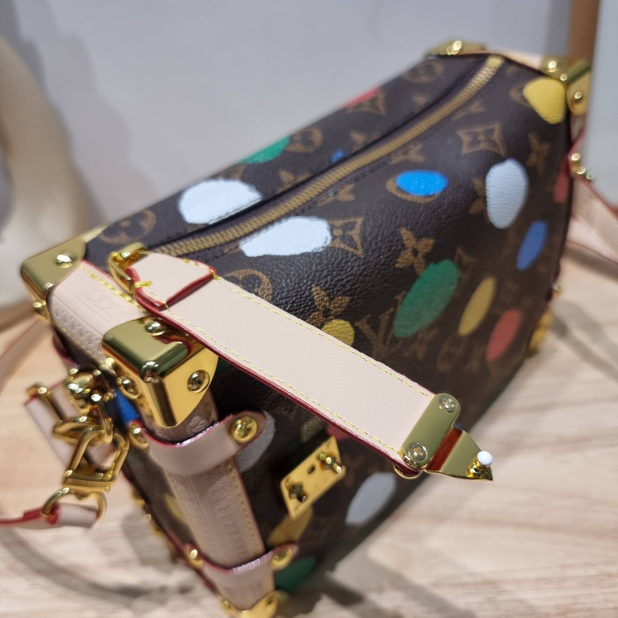 LV x YK SIDE TRUNK Monogram canvas bag สุดยอดกระเป๋าไอคอนนิค ทรงสวย ดีไซน์ใหม่ สวยมีเสน่ห์ รูปทรงกล่อง โดดเด่นด้วยหมุดเข้ามุม ซิปเปิด-ปิดล็อคได้ วัสดุหนังแคนวาส
