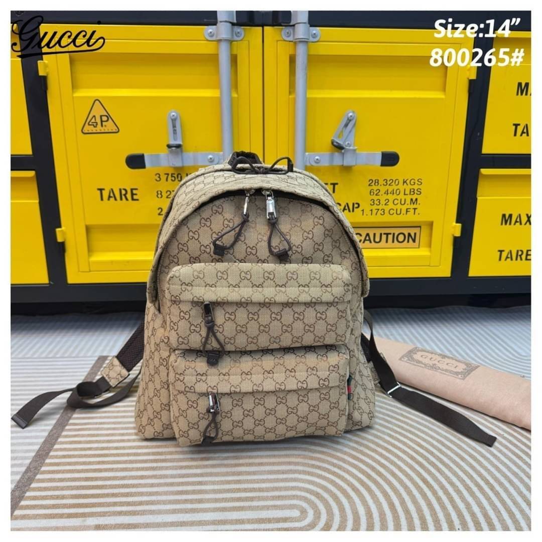 GUCCI Medium backpack with GG logo กระเป๋าเป้รุ่นใหม่เปิดตัวบนรันเวย์ Fall Winter 2024 รูปทรงผสมผสานความเรียบหรูและสปอร์ต พื้นหลังแต่งลายนูนพร้อมซับหลัง สะพายได้นานรับน้ำหนักได้ดี