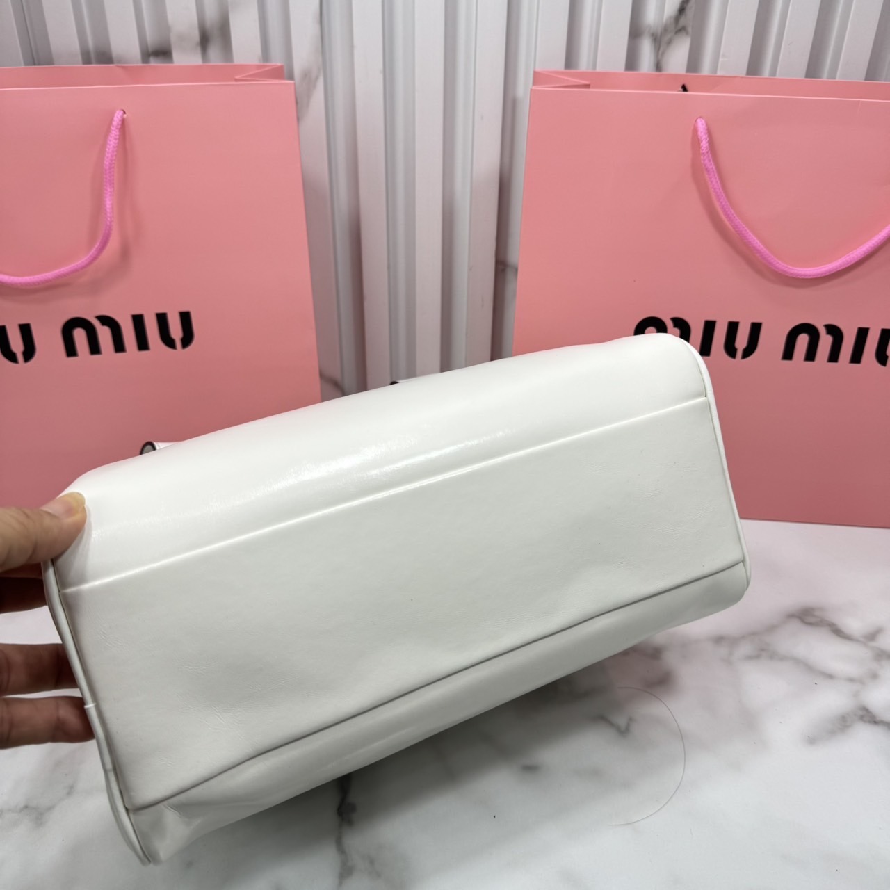 ORI หนังแท้ | Miu Miu Leather top-handle bag กระเป๋าสะพายทรง keepall เรียบแต่ฟาด หรูหราทุกองศา ใครเห็นก็ต้องเหลียว