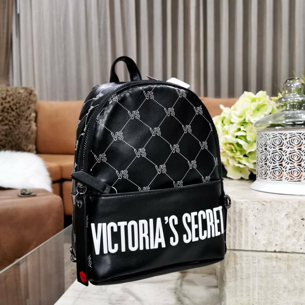 VICTORIA's SECRET MONOGRAM MINI CITY BACKPACK กระเป๋าเป้รุ่นใหม่ล่าสุดวัสดุหนังเรียบลาย Monogram ดีไซน์สวยดู Cool ขนาดมินิ น้ำหนักเบา เปิดปิดด้วยซิปสะดวกใช้ ด้านหน้ามีช่องซิป หูจับถนัดมือ สายสะพายปรับระดับได้ สวยน่าใช้มากๆค่ะ ไอเท็มใหมาชนช็อป! ราคาสุ