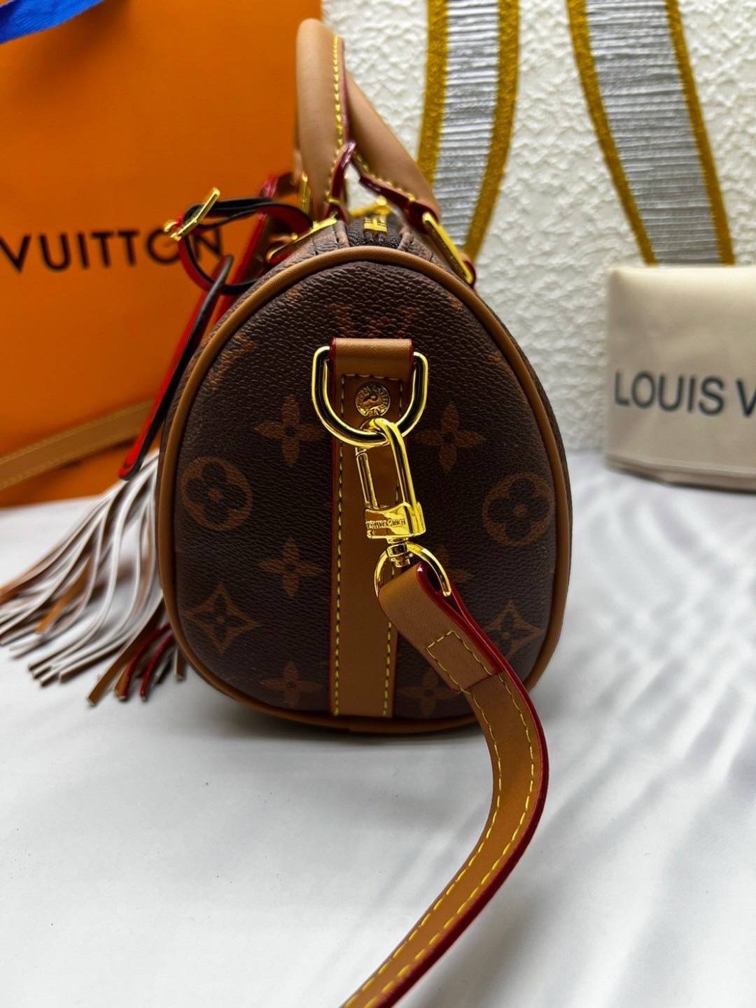 LV Keepall Bandoulière 25 Bag Monogram Dust กระเป๋าสะพายรุ่นใหม่ เพิ่มลูกเล่นใหม่ด้วยกลิ่นอายสไตล์เวสเทิร์นจาก Monogram Dust สุดไอคอนิกด้วยพู่ขนาดใหญ่โดดเด่น พิมพ์ลายโมโนแกรม สวยเท่คลาสสิกก่อนใคร
