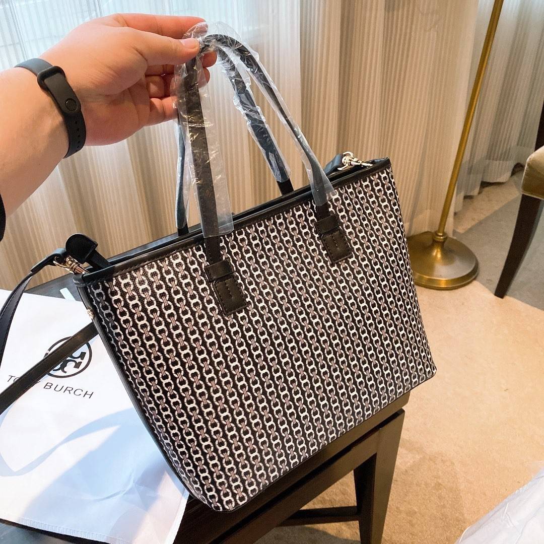 TORY BURCH TOTE BAG กระเป๋าสะพายไหล่ทรงช้อปปิ้ง ทรงคลาสสิค ฮิตตลอดกาล ทรงสวยขนาดกำลังดี