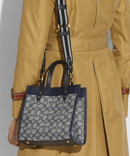 ใบนี้ ช่วยให้ชีวิตง่ายขึ้นเยอะเลย🌈🌺>>COACH FIELD TOTE 22 IN SIGNATURE JACQUARD(COACH C3865) 🍁กระเป๋าถือ สะพาย รุ่น Unisex ใช้ได้ทุกเพศวัย ขนาดเหมาะต่อการใช้งานในแต่ละวันมากๆ //วัสดุ jacquard ลาย signature ตกแต่งดีเทลด้วยหนังแ