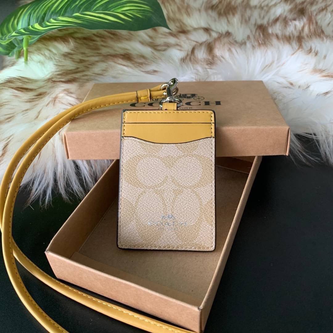 COACH F63274 ID LANYARD IN SIGNATURE COATED CANVAS กระเป๋าใส่บัตรคล้องคอ ลาย C ทั้งใบ ด้านหน้าตกแต่งชื่อแบรนด์ สวยมากกก ใส่บัตรพนักงาน และบัตรต่างๆ มาพร้อมสายคล้องคอ สายถอดออกได้ ตัวกระเป๋ามี 3 ช่องค่ะ
