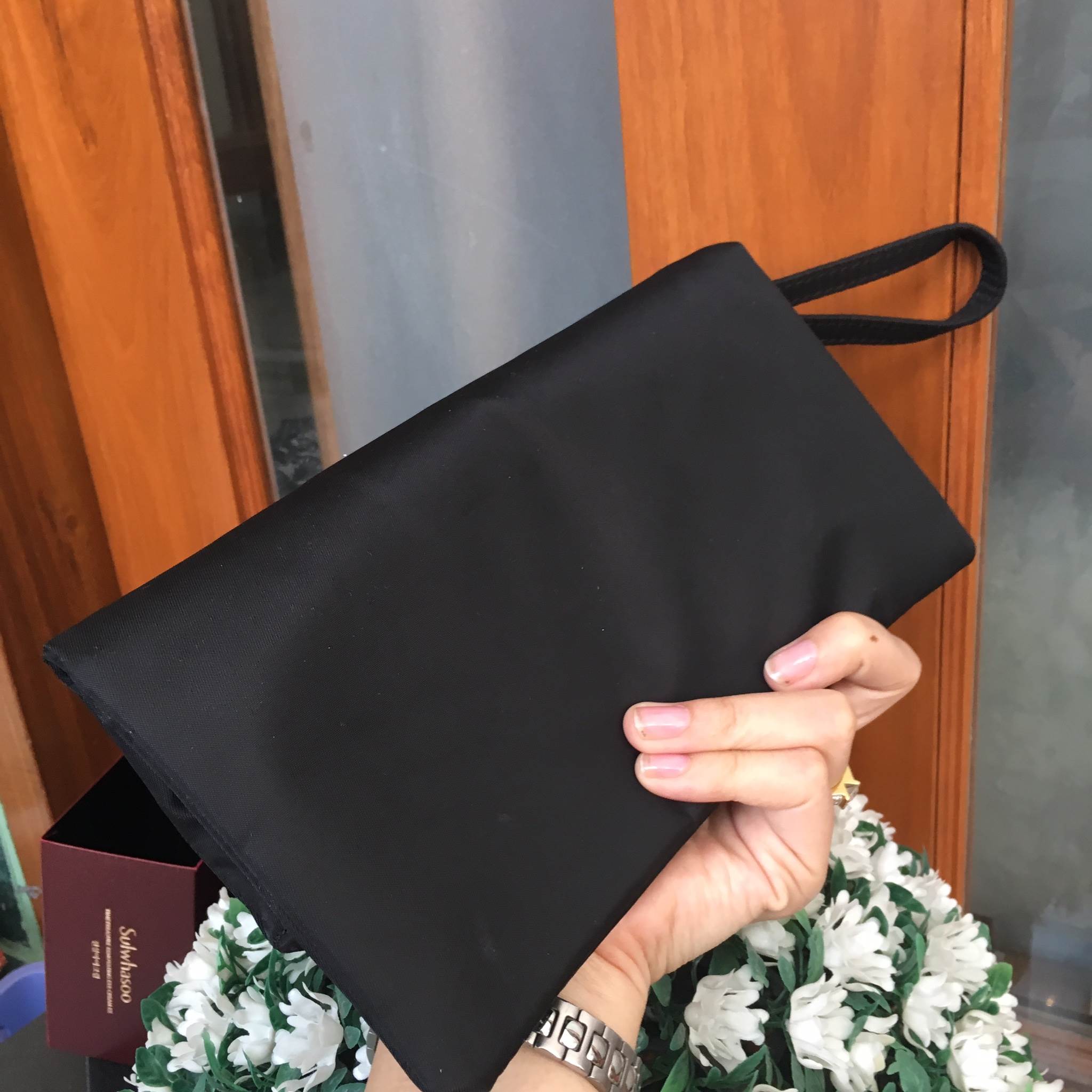 งานพรีเมี่ยมกิ้ฟ จากเคาเตอร์ต่างประเทศคะ 🐼รุ่น Limited edition ค่า ได้ กระเป๋าอเนกประสงค์ จากแบรนด์ PRADA มาค่า เป็น กระเป๋าผ้าไนล่อน ตามแบบฉบับของแบรนด์เลย หลงรักเลยคะ ใบนี้มีสายคล้องแขนให้คะ ขนาดกำลังดีคะ ตัวกระเป๋าเบามาก ใส่มือถือได้ทุกรุ่น ใช้