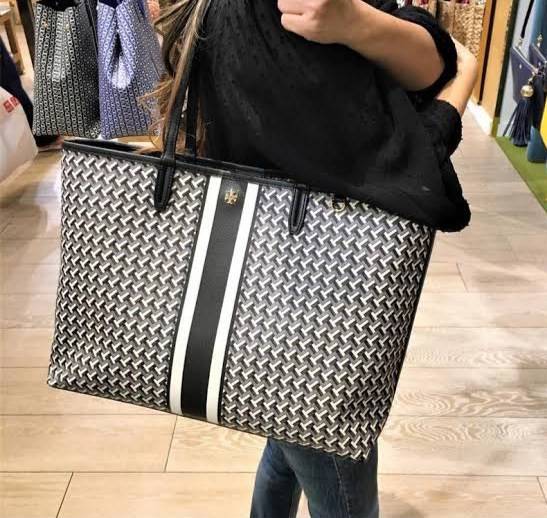 TORY BURCH T LINK TOTE BAG กระเป๋าสะพายไหล่ทรงช้อปปิ้ง ทรงคลาสสิค ฮิตตลอดกาล ทรงสวยขนาดกำลังดี ตัวกระเป๋า วัสดุหนัง PU ด้านหน้าติดโลโก้แบรนด์มาพร้อมที่คล้องกุญแจ ตัดแถบเส้นลายกราฟฟิค เปิดปิดด้วยกระดุมแม่เหล็ก ภายในมีช่องแยกลายแบรนด์สวยงาม โล่งกว้าง ภายในบ