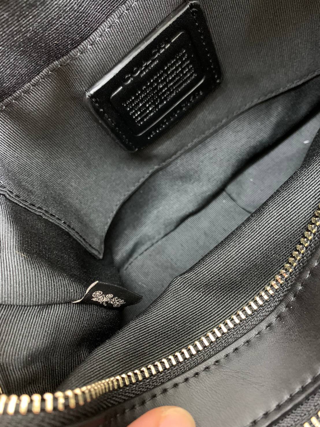 COACH C1569 JES CROSSBODY WITH LINEAR QUILTING ใหม่ล่าสุด!! กระเป๋าสะพายข้าง รุ่น 2 ซิป ใบใหญ่จุใจ ดีไซน์ใหม่ เพิ่มลูกเล่นให้ดูหรูหรายิ่งขึ้น วัสดุหนังสังเคราะห์บุเป็นลายเส้นสวยงาม เปิด-ปิดด้วยซิป 2 ช่องหลัก ใช้งานง่าย ทรงสวยมากๆรุ่นนี้ มาพร้อมสายสะพาย cr