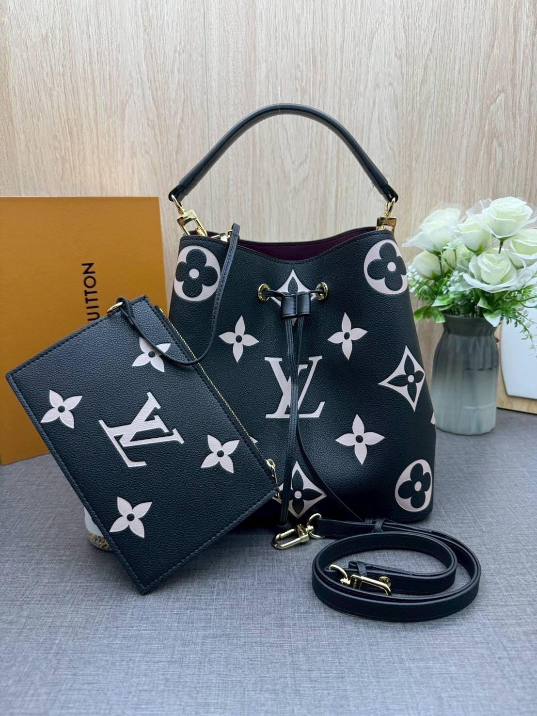 ORI หนังแท้ | LV NeoNoe MM Bucket bag Monogram Flower กระเป๋าสะพายทรงบัคเก็ต ลาย Monogram Flower โดดเด่นเพิ่มสไตล์ มีเสน่ห์ชวนหลงใหล