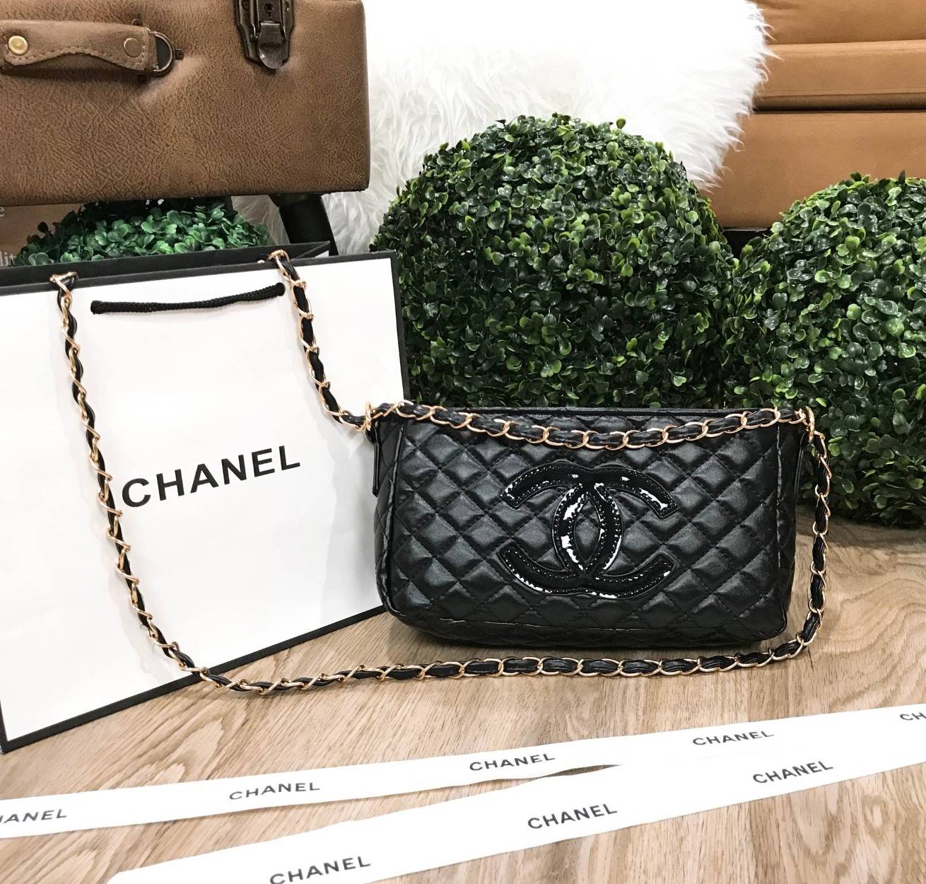 NEW ARRIVAL! Chanel Clutch Bag With Chain VIP Gift With Purchase (GWP) กระเป๋าสะพายพรีเมี่ยมกิ้ฟของแท้จาก Chanel Perfume Counter รุ่น Limited Edition วัสดุหนังลายตารางทรงเหลี่ยมเปิดปิดด้วยซิปแบรนด์อะไหล่ทอง ขนาดกำลังดี น้ำหนักเบา ภายในโล่ง ซับในลายเเบรนด์