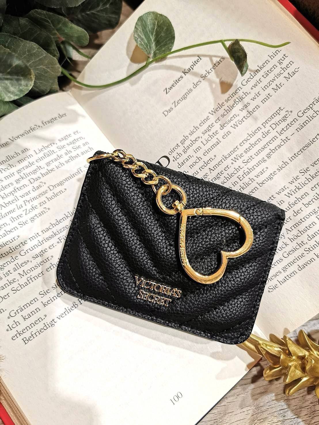 VIP 】พร้อมส่งความน่ารัก! NEW! VICTORIA'S SECRET MINI WALLET KEYCHAIN VIP GIFT WITH PURCHASE (GWP) จาก Victoria's Secret Factory วัสดุหนังคาร์เวียร์ขึ้นลายริ้วสวยอยู่ทรง ด้านหน้าประดับโลโก้แบรนด์อะไหล่ทองสวยหรูดูดี เปิดปิดด้วยกระดุม ภายในมีช่องใส