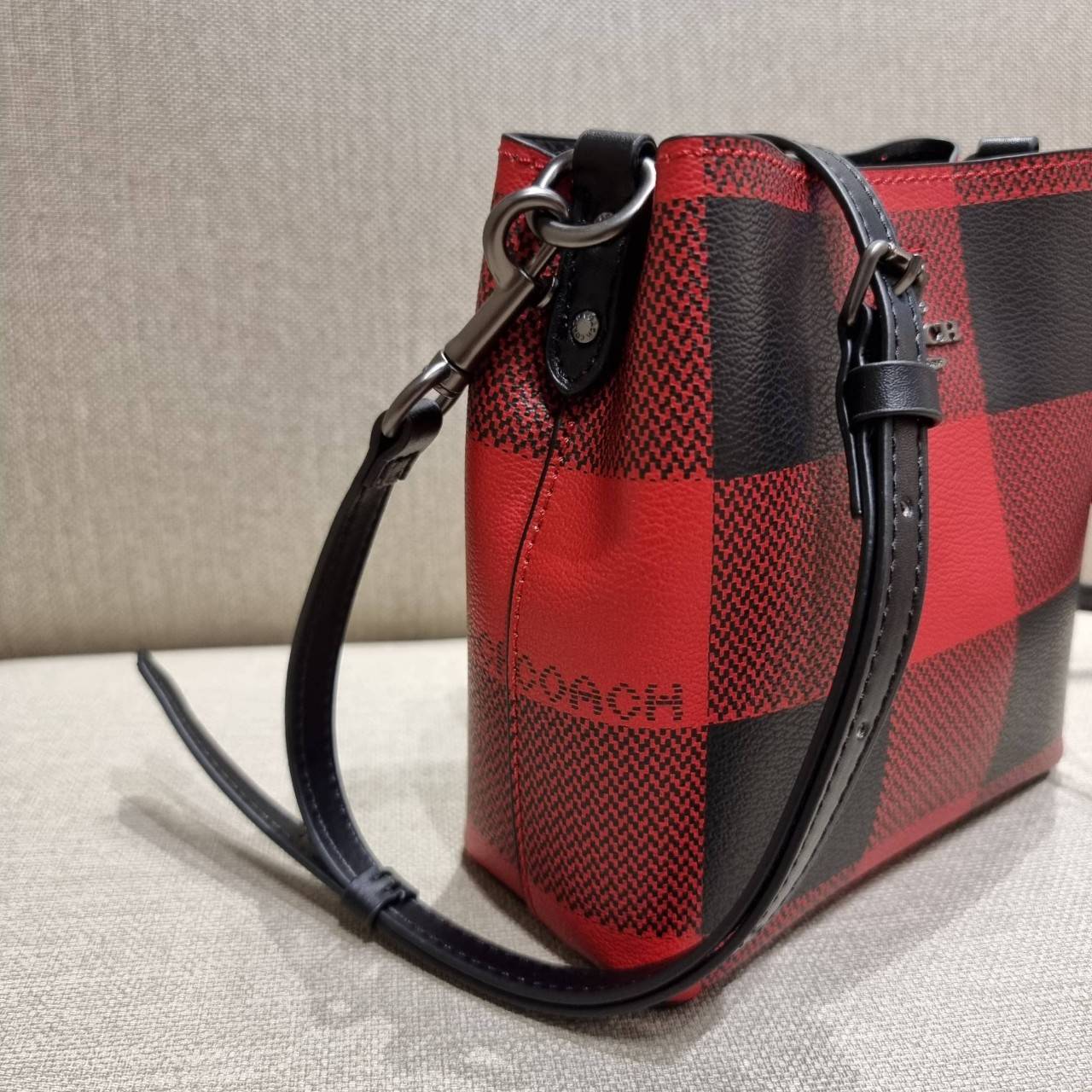 COACH MINI TOWN BUCKET BAG IN SIGNATURE CANVAS WITH VINTAGE MINI ROSE PRINT ((7270 7268 7267)) คอลเลคชั่นใหม่ล่าสุด!! น้องสาวคนสวยมาแล้วจ้า สดใสต้อนรับเทศกาลคริสต์มาส 🎅🎄 กระเป๋าบัคเก็ต ไซส์มินิ ใบจริงน่ารักม้าก!! น่าใช้แบบที่สุด วัสดุหนังแ