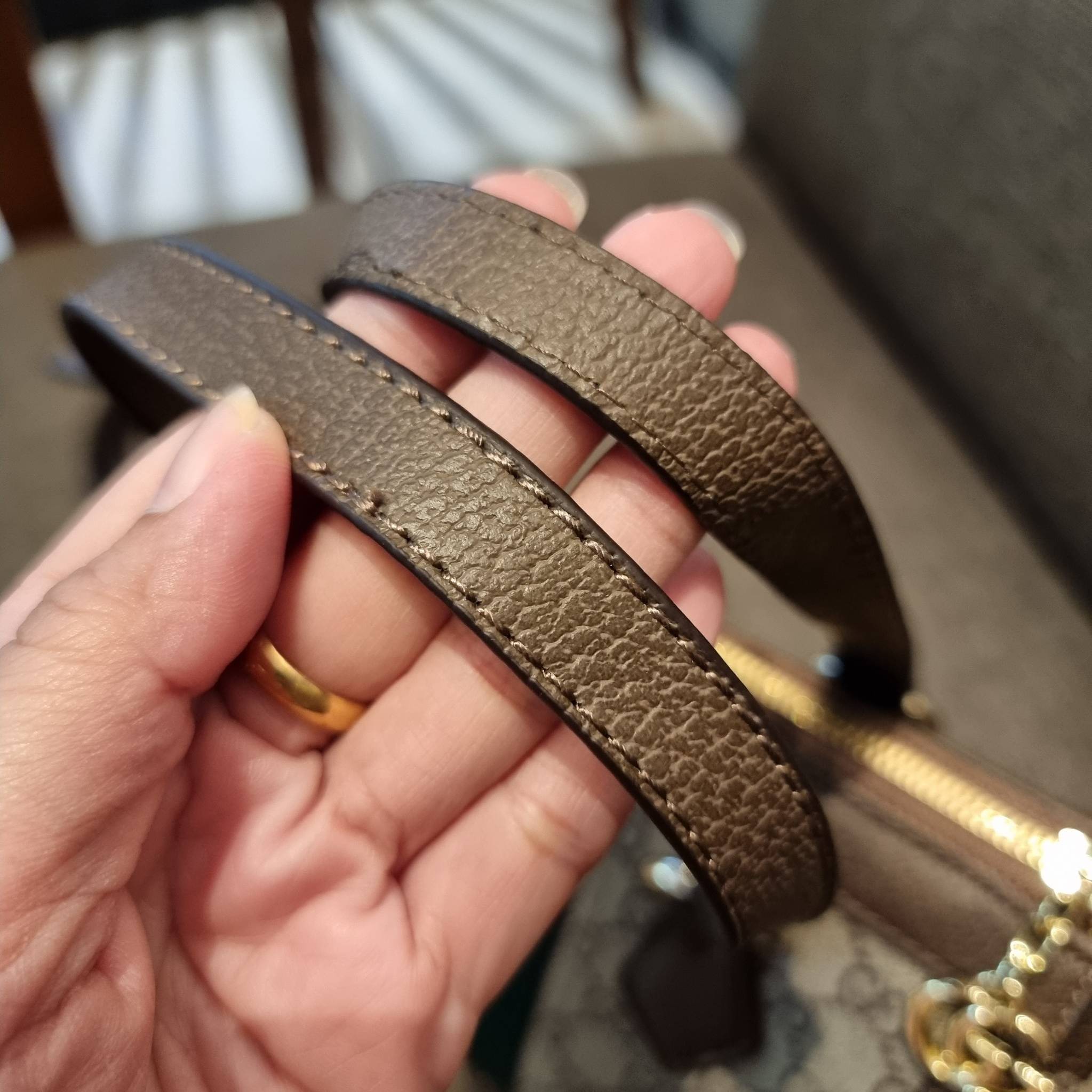 GUCCI Ophidia Small GG Tote Bag GC CLASSIC SMALL TOTE BAG WITH GWP กระเป๋าถือ/สะพาย อีกรุ่นหายาก ที่คงความสวยคลาสสิค และเรียบหรู วัสดุหนังแคนวาส ดีไซน์แถบคาดโดดเด่น รูปทรงสวยน่าใช้มากๆ สะพายขับผิว เปิด-ปิดกระเป๋าด้วยซิป หัวซิปตัว G อะไหล่สีทอง ภายในโล่งกว