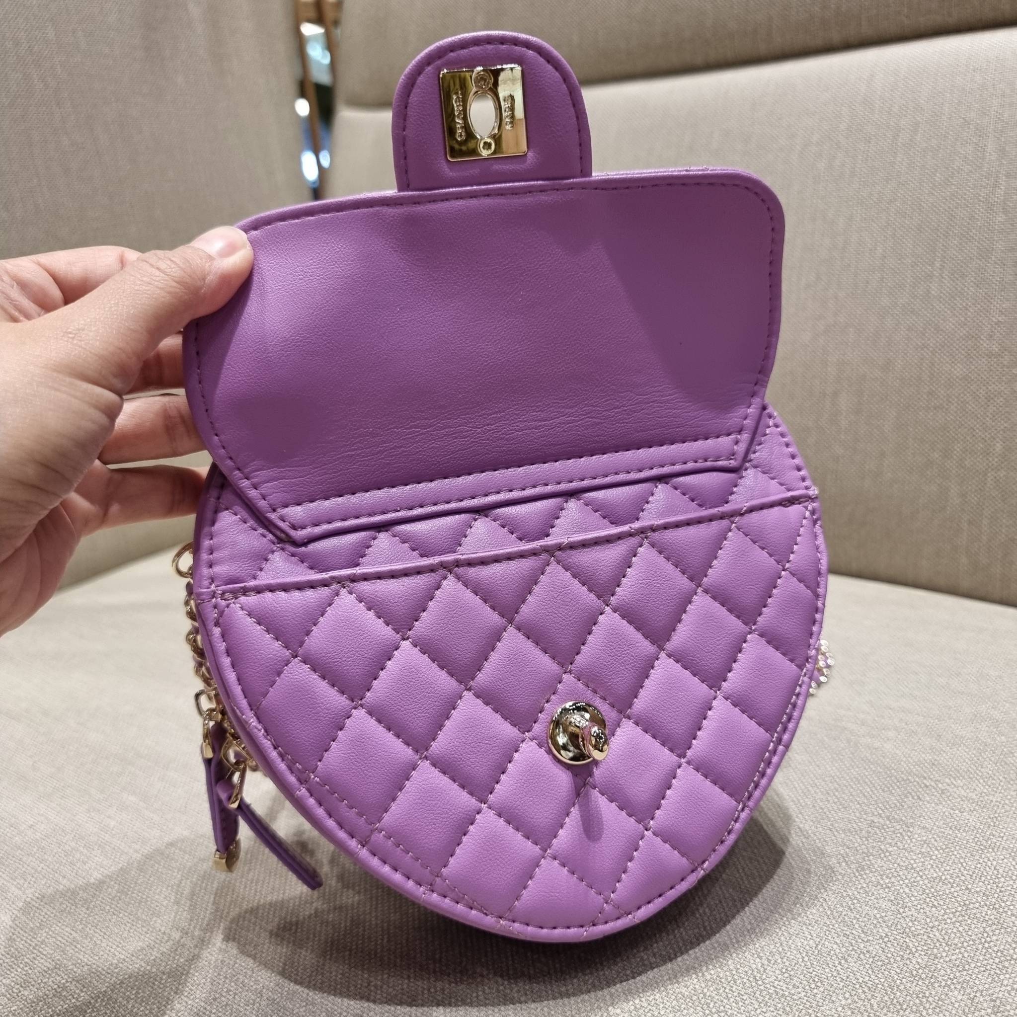 CHANEL Heart Bag Lambskin & Gold-Tone Meta ใหม่มาก สวยมาก มงมาก!! กระเป๋าสะพายสุดคิ้วท์ ที่ดีไซน์รูปทรงหัวใจไม่ซ้ำใคร น่ารักทุกสี น่าใช้ไปเลยแม่!! วัสดุหนังแกะฟอกสี เปิด-ปิดด้วยซิป ด้านหน้ามีช่องเก็บของจุกจิก ภายในเป็นช่องโล่ง ใส่มือถือ ใส่กระเป๋าสตางค์สั