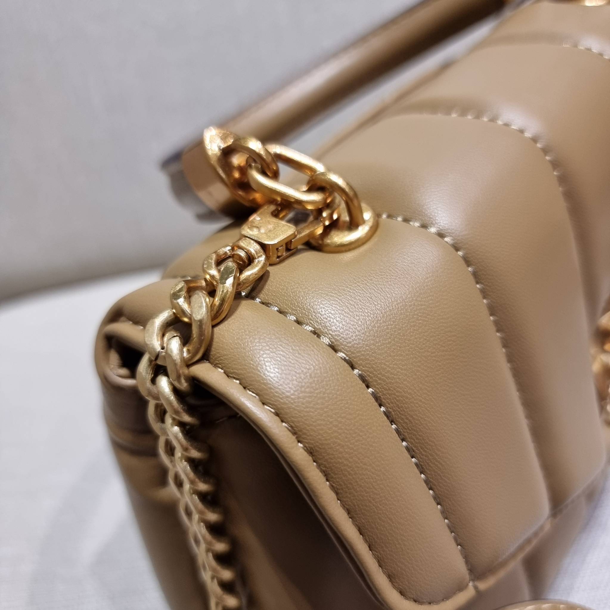 TORY BURCH KIRA QUILTED SMALL SATCHEL มาแล้วด่วนๆ!! กับคอลที่ปังไม่ไหว พร้อมเสิร์ฟสีคลาสสิค กระเป๋าถือ/สะพาย ทรงสวย สะพายคล่องตัว หนังแท้ ดีไซน์บุนวม เส้นคมสวยหรู วัสดุหนังแกะ สัมผัสดีงาม นิ่มมือ เปิด-ปิดด้วยอะไหล่บิดล็อค ภายในเป็นช่องโล่ง มีช่องซิป ใส่ขอ