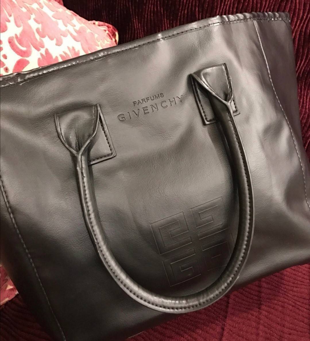 Givenchy Black Soft Leather Shoulder Handbags (Limited edition) กระเป๋าถือหรือสะพายพรีเมี่ยมของเเท้จาก "Givenchy Perfume Counter" วัสดุหนังนิ่มเรียบสีดำด้านหน้าปั้มโลโก้แบรนด์ GV ภายใน Polyester 100% สีดำสกรีนโลโก้สวยดูดี เปิดปิดด้วยกระดุมแม่เหล