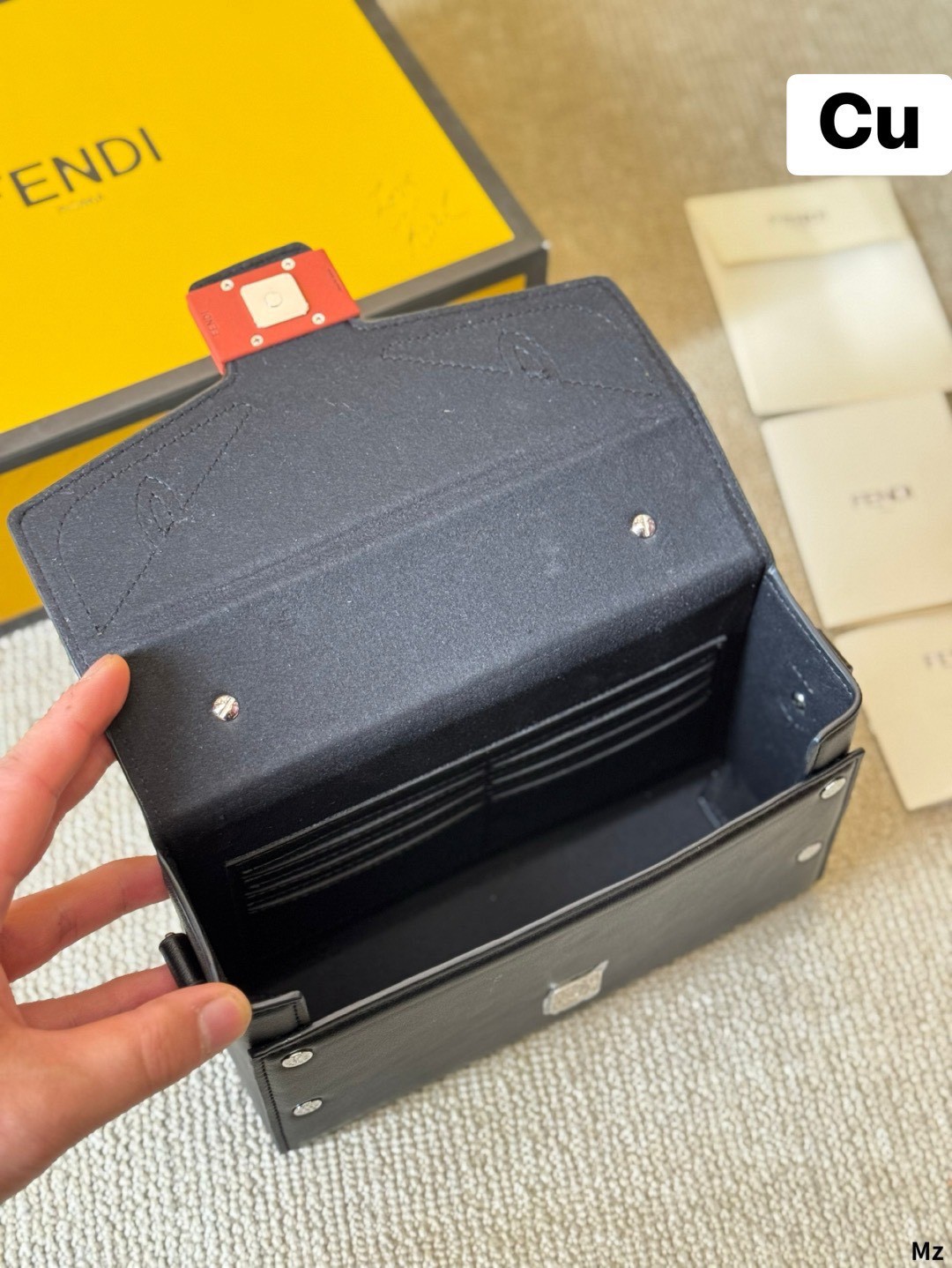 FENDI Baguette Soft Trunk Bag กระเป๋าสะพายทรงกล่อง ไอเท็มสุดเท่ ผสมผสานความทันสมัย รูปทรงกล่องสัดส่วนสวยลงตัว โดดเด่นชวนมอง