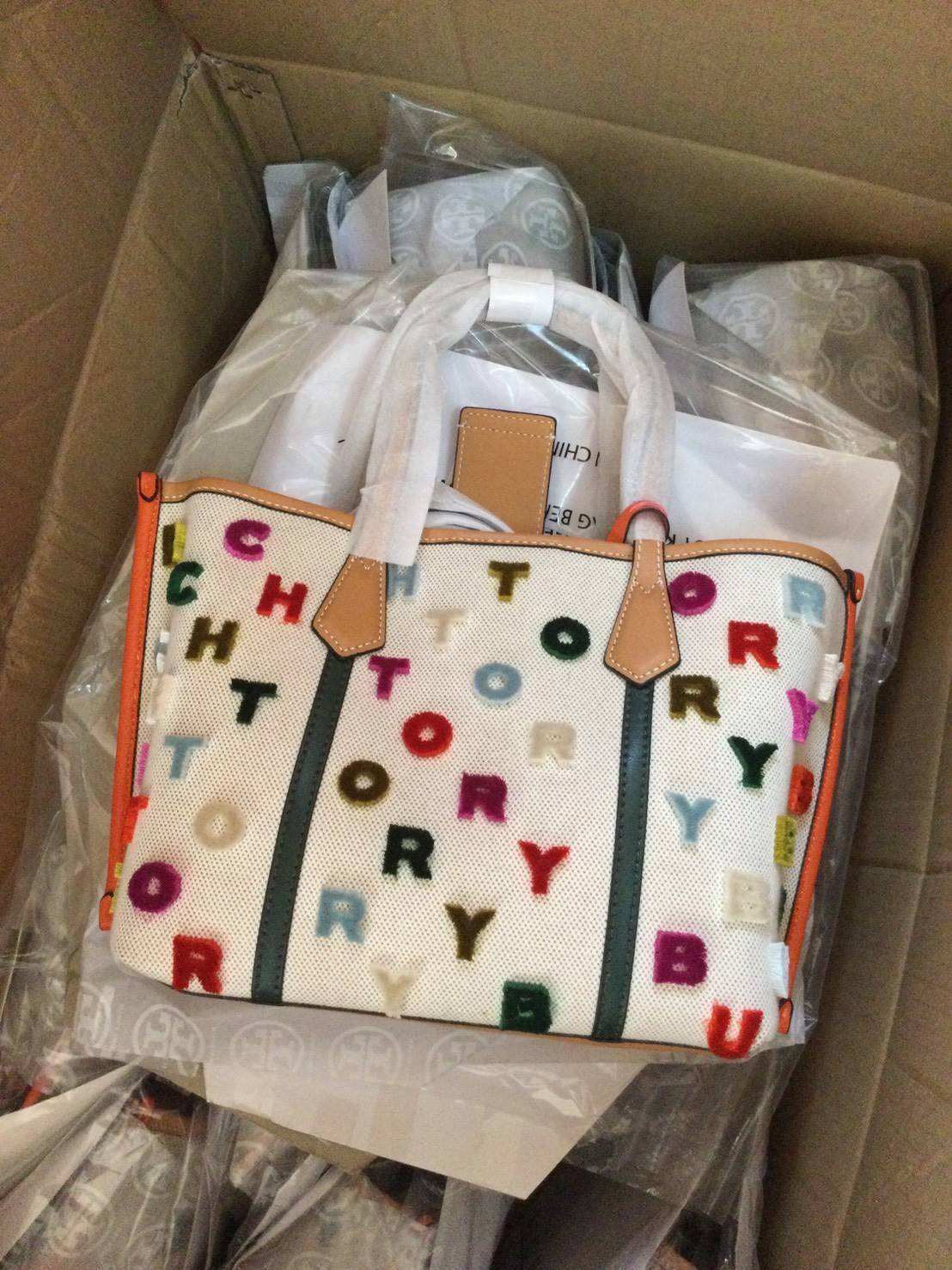 ของแท้ 💯% Tory burch perry coupe small triple-compartment tote bag เปลี่ยนบรรยากาศมาพักผ่อนแบบ Staycation สร้างสีสันให้วันพักร้อนสไตล์สาว Tory Burch กระเป๋าหลากสีสัน