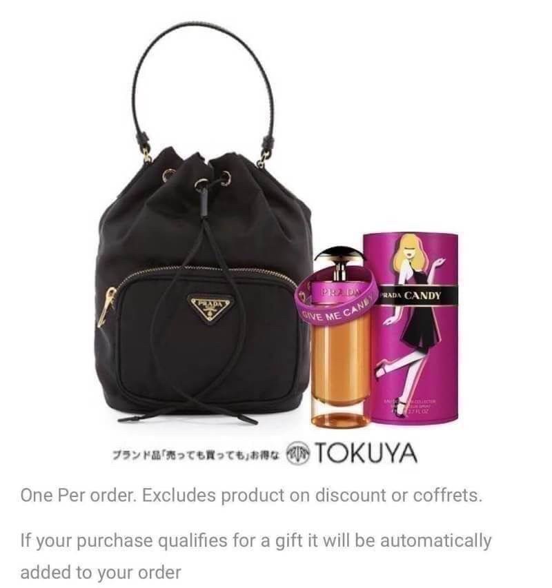 Size MINI : พร้อมส่งรุ่นขายดี!!! PRADA DRAWSTRING BAG WITH STRAP VIP GIFT WITH PURCHASE พรีเมี่ยมกิ๊ฟจากต่างประเทศรุ่น Limited วัสดุ Nylon & Polyester 100% เนื้อหนา ด้านหน้าประดับโลโก้ เปิดปิดแบบ Drawstring มาพร้อมสายสะพายให้ถึง2แบบทั้งสายสั้นและสายยาวปรั