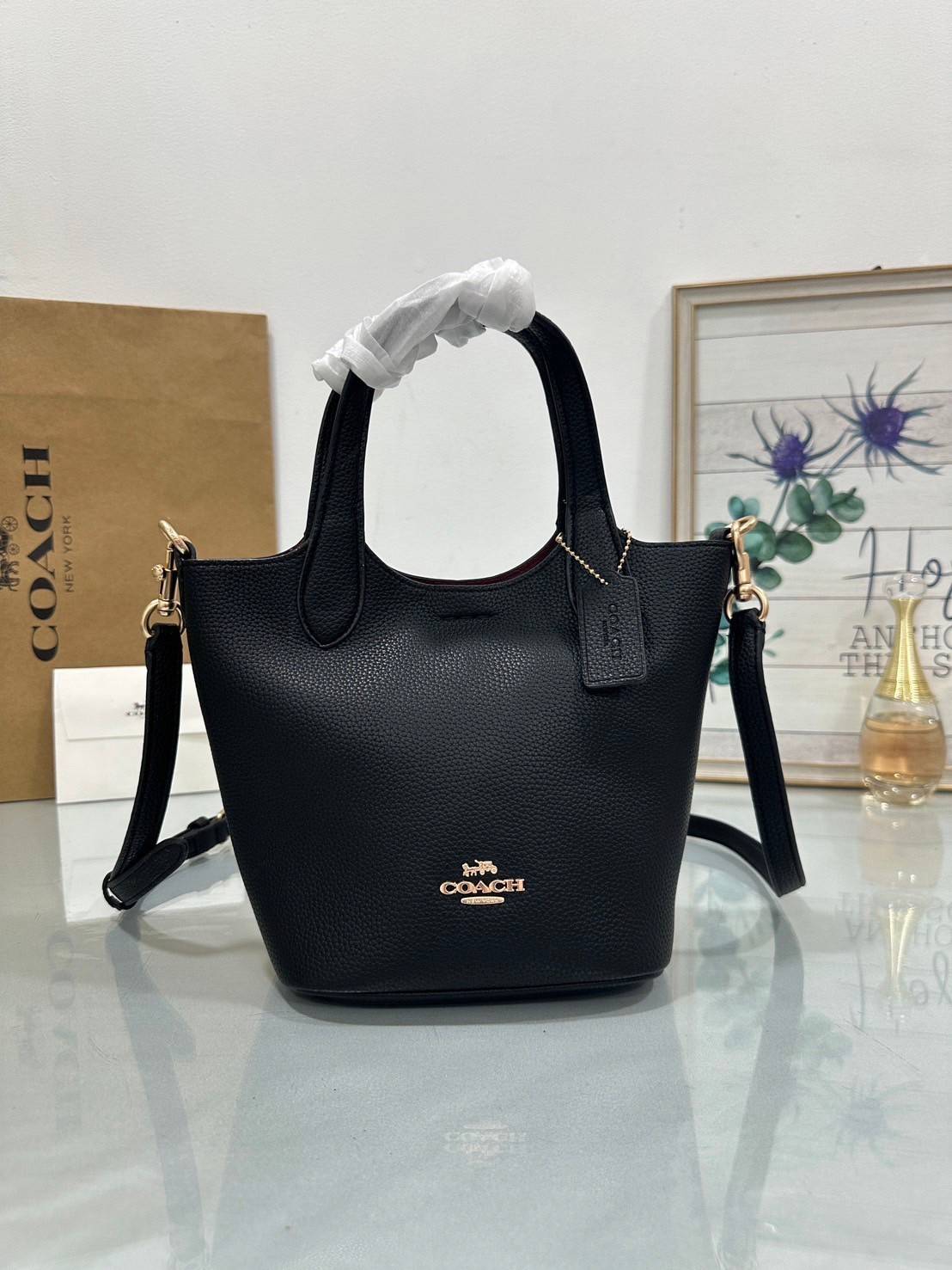 พร้อมส่ง 5 สี COACH HANNA BUCKET BAG กระเป๋าถือ/สะพายข้างทรงบักเก็ตรุ่นใหม่ดีไซน์เก๋น่ารัก เกรดท็อปออริ เกรดดีสุด สลับแท้ 1:1