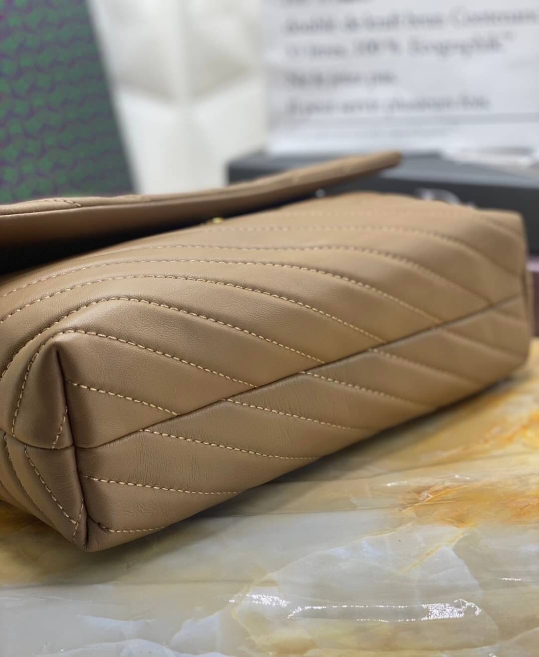 Large : Tory Burch Kira Chevron Quilted Convertible Leather Crossbody Bag เป็นกระเป๋าที่ใช้ในการออกงานสำคัญหรือวันที่มีปาร์ตี้สังสรรค์ คุณควรเลือกใช้กระเป๋าที่มีดีไซน์สะดุดตา เพราะจะช่วยยกระดับและเพิ่มเสน่ห์ให้กับตัวคุณเองมากยิ่งขึ้น หากเป็นงานทางการ เช่น