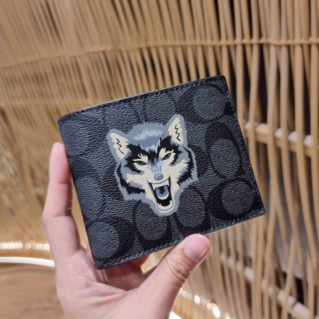COACH DOUBLE BILLFOLD WALLET IN SIGNATURE CANVAS WITH WOLF MOTIF F31522 WITH GRAFFITI F37333 น้องชายสุดหล่อมาแล้ววว!! 😎 กระเป๋าสตางค์ใบสั้น เอาใจหนุ่มๆ ดีไซน์รูปหมาป่า สุดเท่ ด้านในกระเป๋าเป็นหนังแท้ มีช่องใส่บัตรเยอะ ใส่ธนบัตรได้ทุกชนิด และมี kee