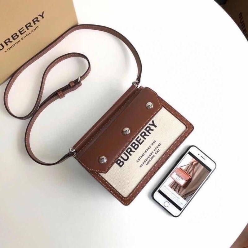 พรีเมี่ยมกิ๊ฟแท้ 100% 】Burberry Mini Horseferry Print Title Bag with Pocket Detail VIP GIFT WITH PURCHASE (GWP)