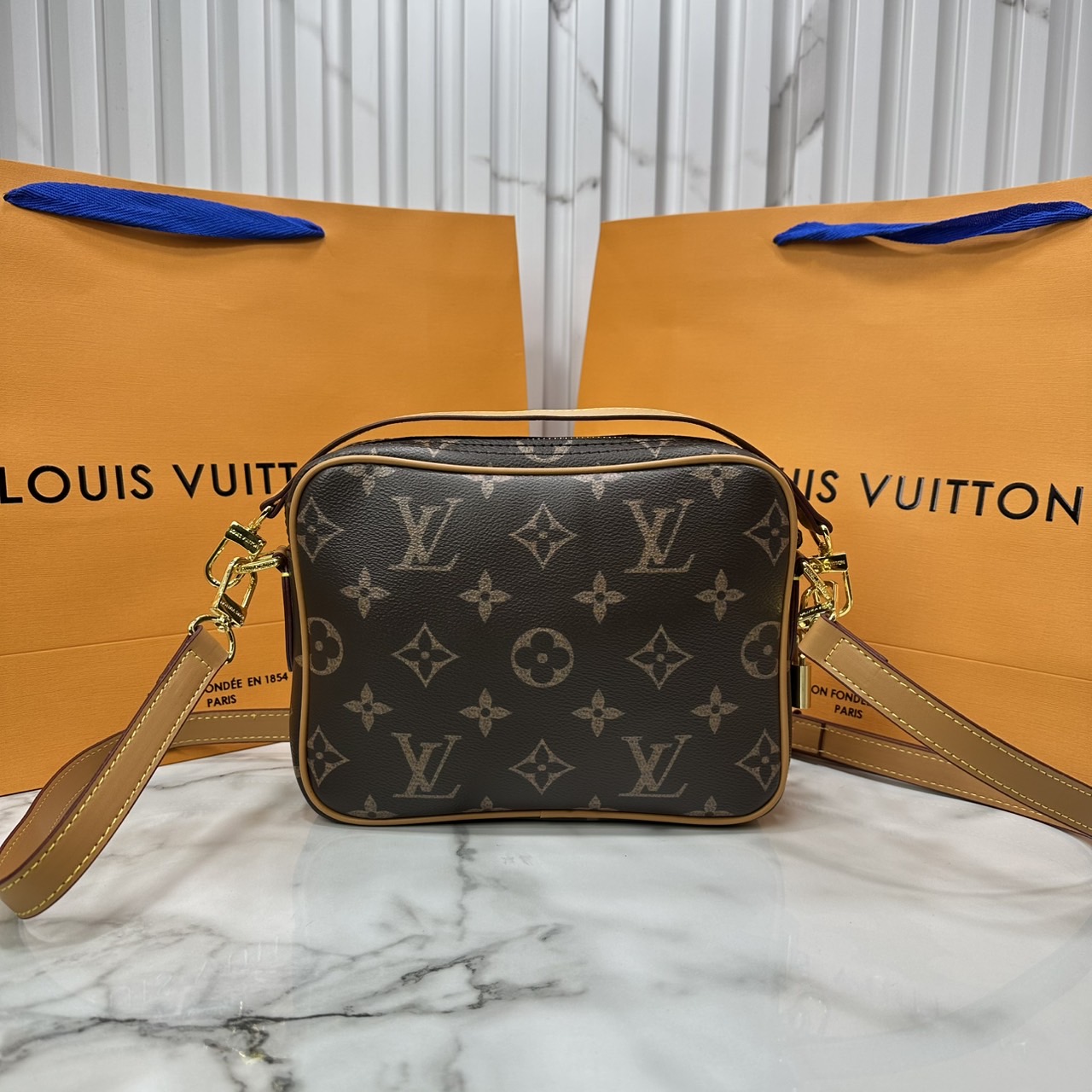 LV Nil bag Monogram Canvas กระเป๋าสะพายทรงแมสเซ็นเจอร์สไตล์วินเทจ ครอสบอดี้รุ่น Nil หรูหรา พิมพ์ลาย โมโนแกรมพาตินา VVT ช่วยขับเน้นลุควินเทจให้โดดเด่น