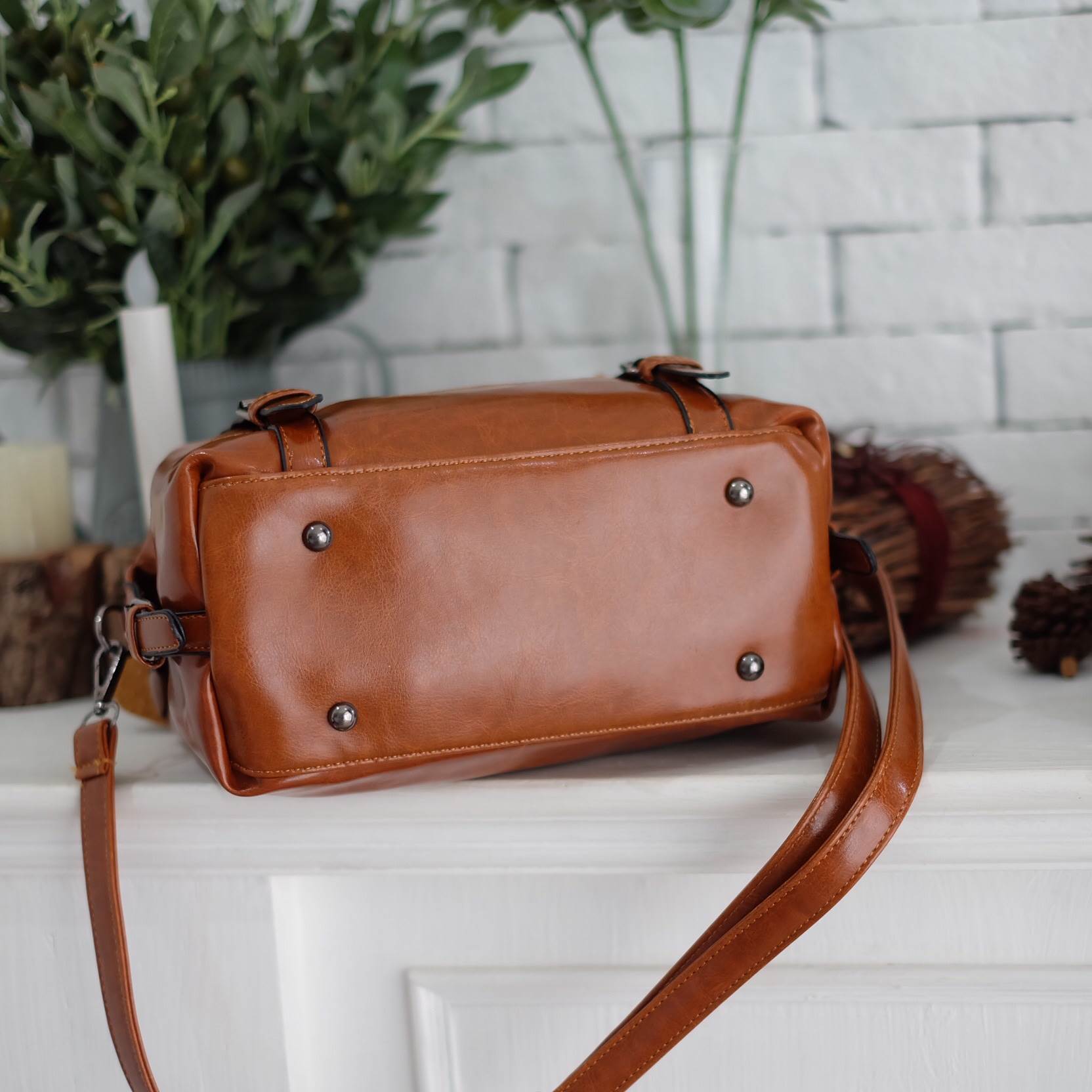 ทรงสวยมาก ห้ามพลาดเลยค๊า รุ่นใหม่จาก แบรนด์ PARFOIS หนังสวย ขนาดกะลังดี ด้านข้างเก็บทรงทำให้กระเป๋าดีไซด์ ไม่ซ้ำใคร แถมภายในมีช่องเก็บของหลายช่องแยกเก็บได้หลายช่อง แนะนำเลยคะใบนี้ ดีงามแน่นอน ขนาด 21x 22x 12 cm. สายยาว 60 ปรับได้ free size คะ