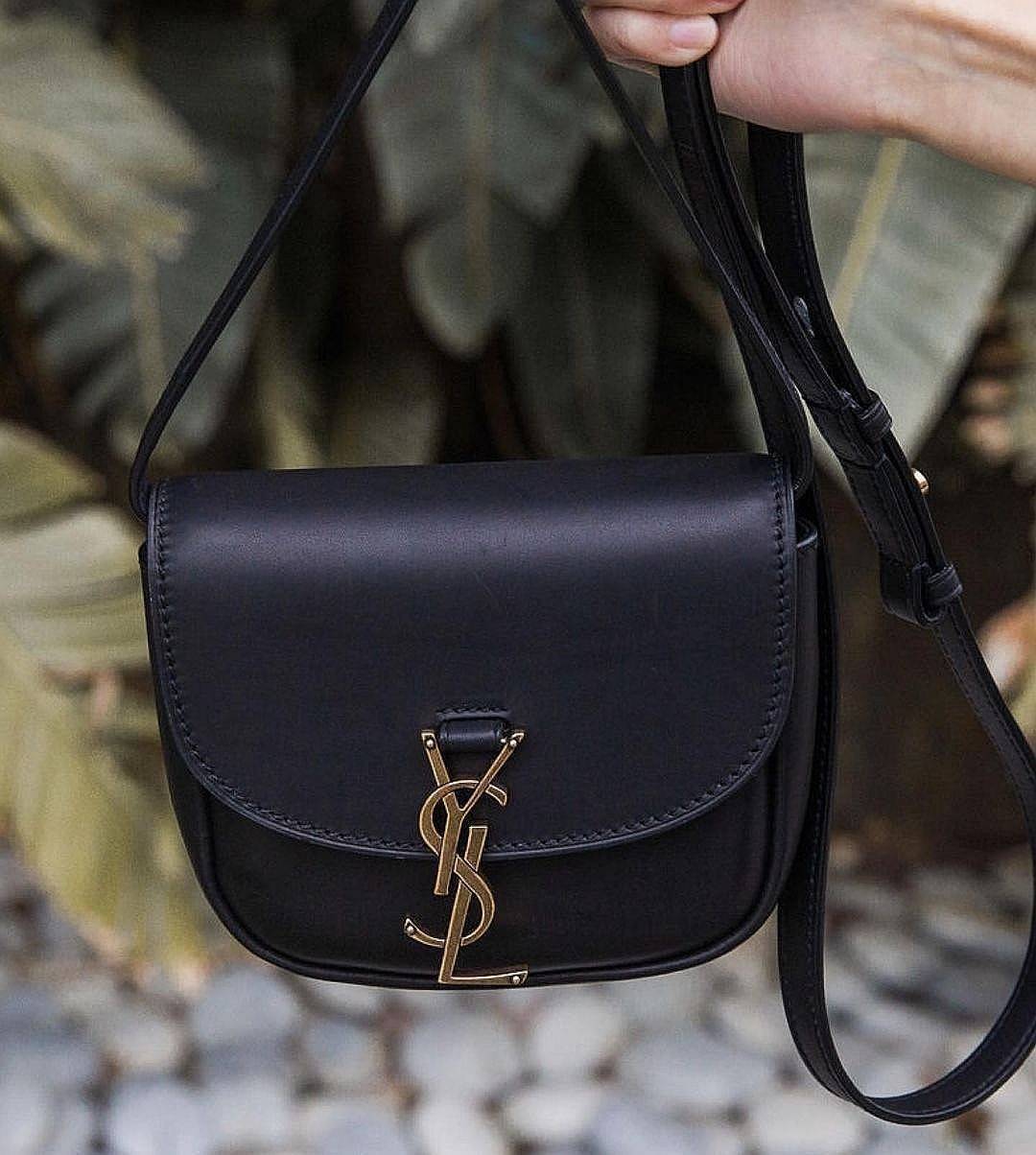 VIP 🥂 สีใหม่พร้อมส่ง! Saint Laurent Kaia Small YSL Plaque Leather Cross Body Bag / YVES SAINT LAURENT YSL BAG VIP วัสดุ Calfskin หนังเรียบอยู่ทรงเปิดปิดด้วยฝาปิดโลโก้แบรนด์อะไหล่ทอง ภายในโล่งมีโลโก้และช่องย่อยสามารถใส่มือถือของใช้จุกจิกได้เยอะ สาย