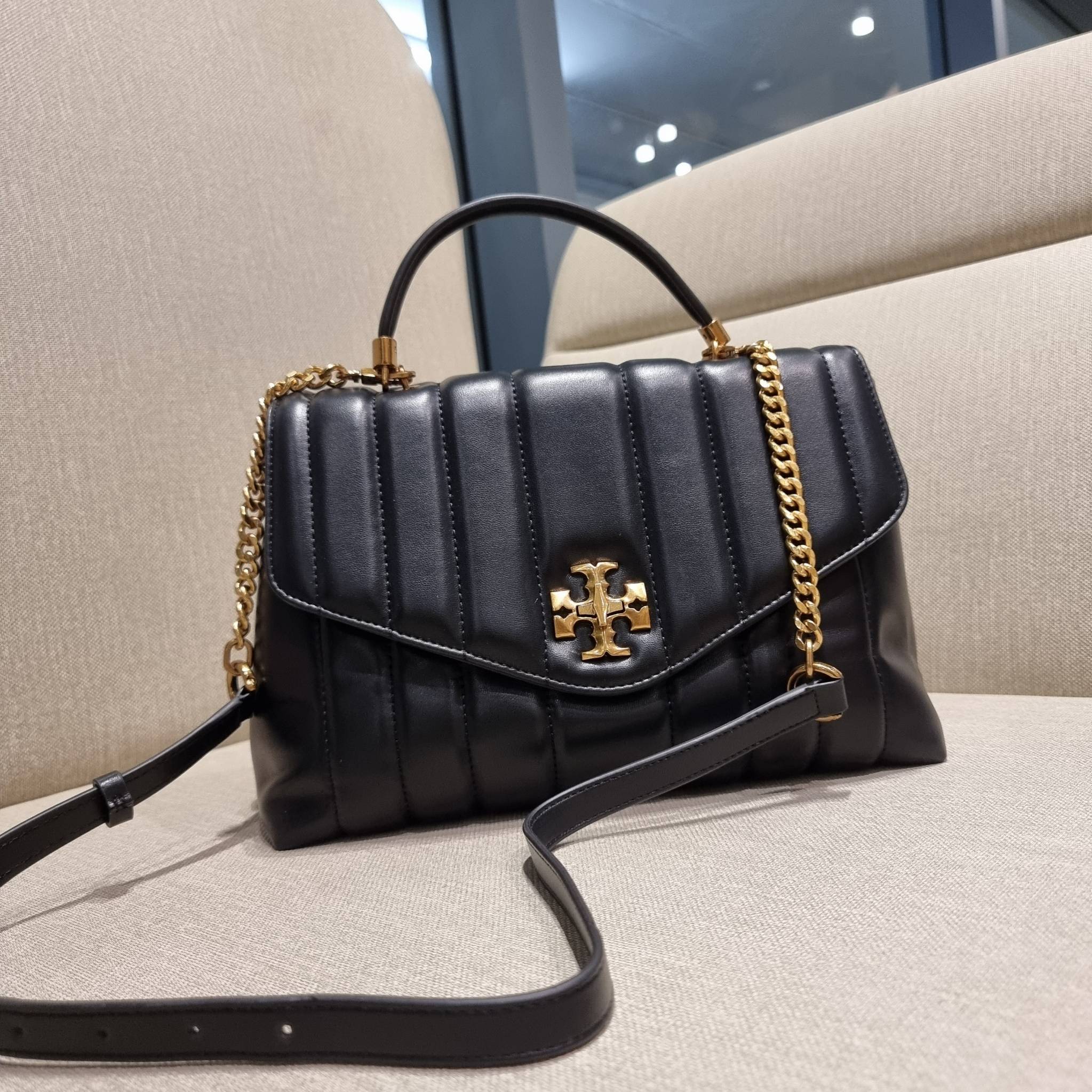 TORY BURCH KIRA QUILTED LARGE SATCHEL ใบใหญ่กับคอลที่ปังไม่ไหว พร้อมเสิร์ฟสีคลาสสิค กระเป๋าถือ/สะพาย ทรงสวย ดูแพง ดูหรู!! หนังแท้ ดีไซน์บุนวม เส้นคมสวย วัสดุหนังแกะ สัมผัสดีงาม นิ่มมือ เปิด-ปิดด้วยอะไหล่บิดล็อค ภายในเป็นช่องโล่ง มีช่องซิป ใส่ของได้แน่นๆ ม